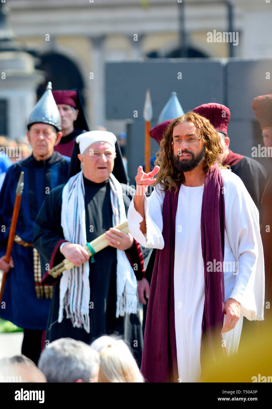London, Großbritannien. 19. Apr 2019. Am Karfreitag, Tausende versammeln sich in Trafalgar Square die Passion Jesu durch die Wintershall Spieler Credit durchgeführt: PjrFoto/Alamy Leben Nachrichten ansehen Stockfoto