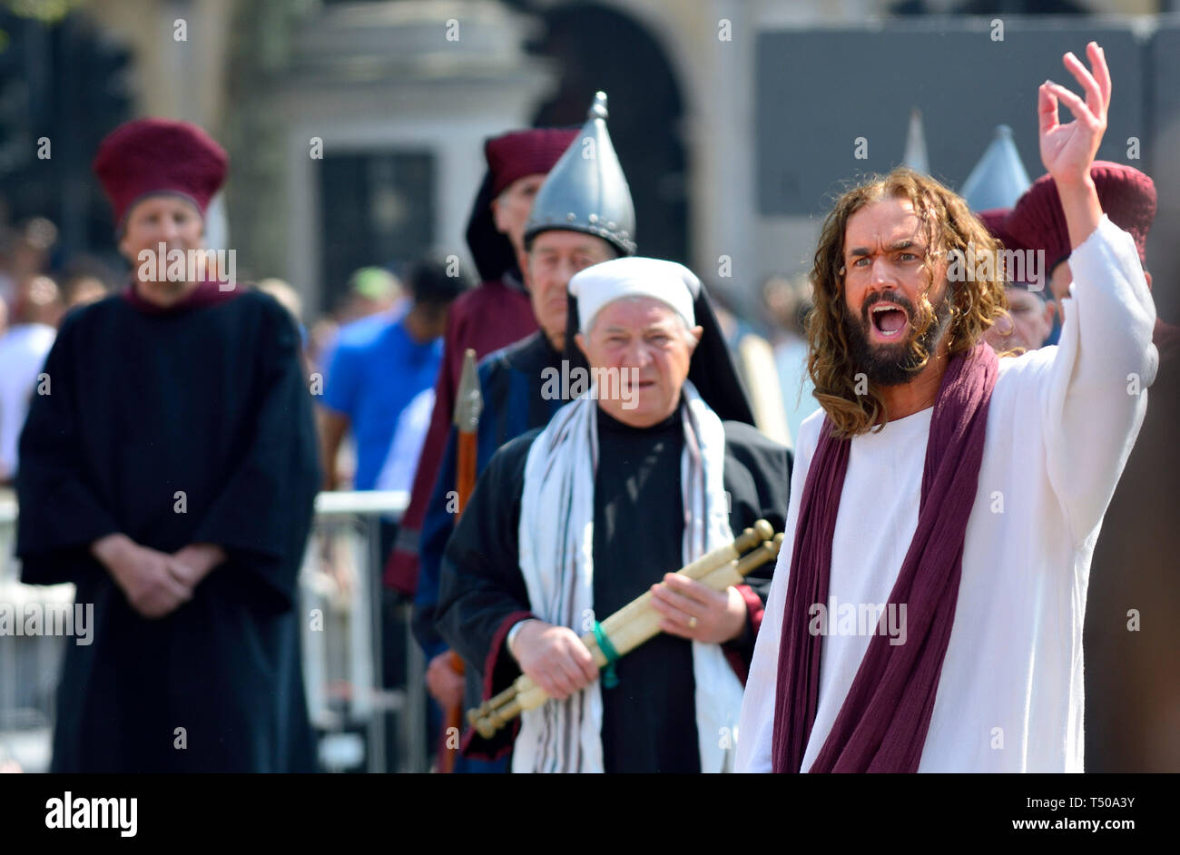 London, Großbritannien. 19. Apr 2019. Am Karfreitag, Tausende versammeln sich in Trafalgar Square die Passion Jesu durch die Wintershall Spieler Credit durchgeführt: PjrFoto/Alamy Leben Nachrichten ansehen Stockfoto