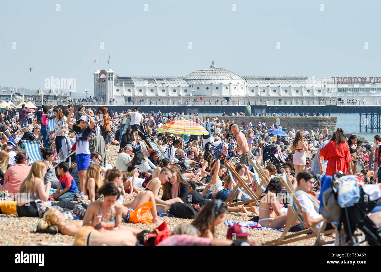 Brighton, UK. 19 Apr, 2019. Brighton Beach ist verpackt wie Karfreitag Besucher die sizzling sonniges Wetter genießen, da die Temperaturen Mitte der 20er Jahre entlang der Südküste: Simon Dack/Alamy Leben Nachrichten erreichen Stockfoto