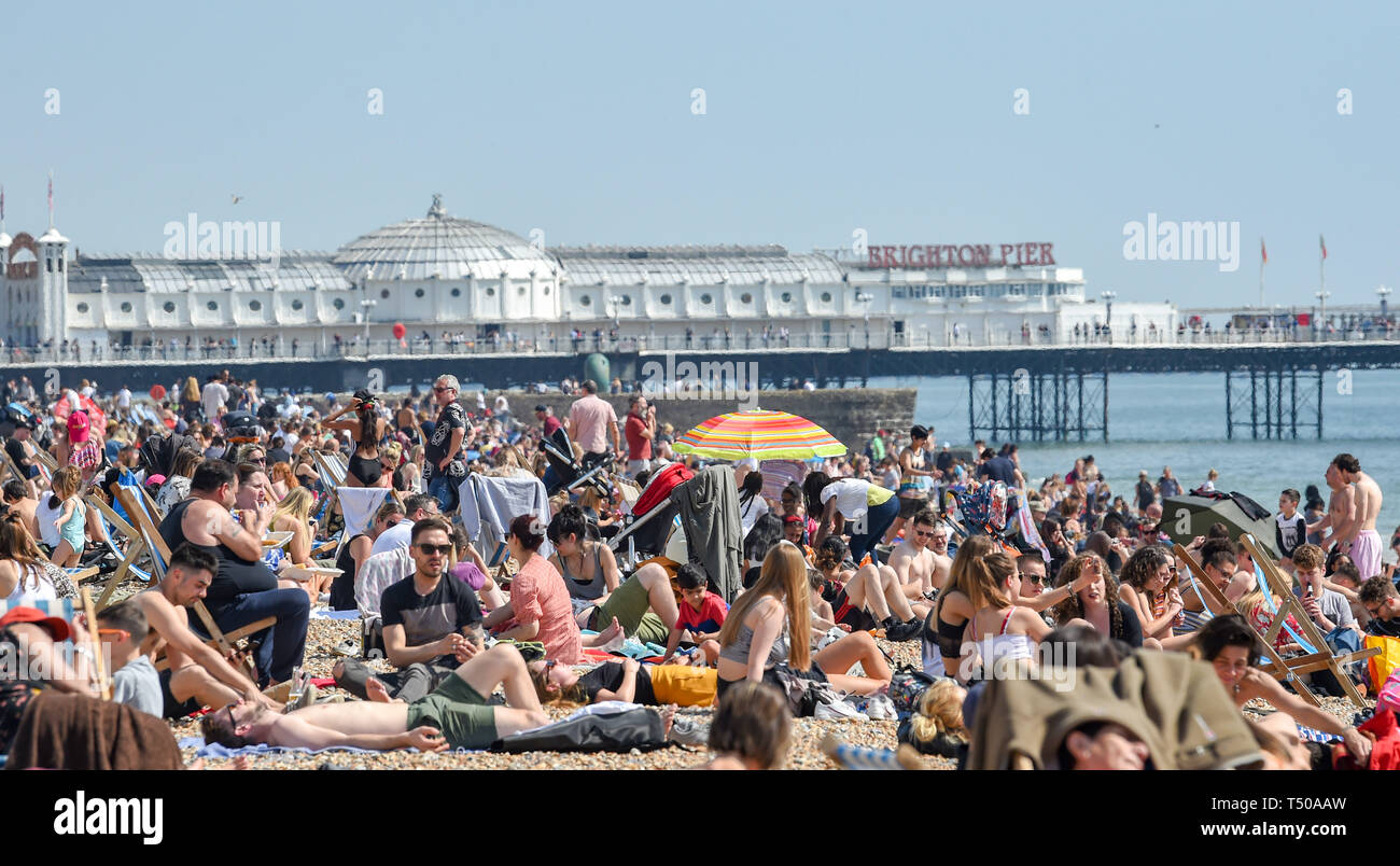 Brighton, UK. 19 Apr, 2019. Brighton Beach ist verpackt wie Karfreitag Besucher die sizzling sonniges Wetter genießen, da die Temperaturen Mitte der 20er Jahre entlang der Südküste: Simon Dack/Alamy Leben Nachrichten erreichen Stockfoto