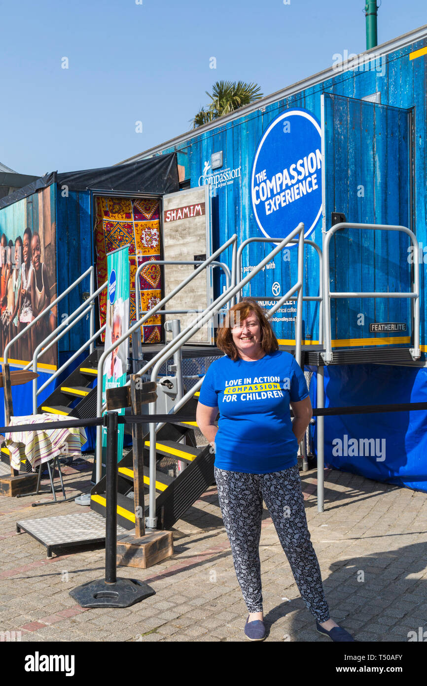 Bournemouth, Dorset, Großbritannien. 19 Apr, 2019. Das Mitgefühl Erfahrung trailer kommt in Bournemouth Square, wo die Besucher erleben können, wie es ist, in einem Entwicklungsland, wie sie sich über Sameson, ein Junge aus Äthiopien und Shamim ein Mädchen aus Uganda, wie Sie Weg aus der Armut zu hoffen - die Sicherheitsanfälligkeit, Einschränkungen und Gefahren der Kinder finden. Der Anhänger von der kindlichen Entwicklung Nächstenliebe Mitleid UK erstellt bietet interaktive, taktile, Audio und visuelle Geschichten für Besucher der Sehenswürdigkeiten, Geräusche und Gerüche. Credit: Carolyn Jenkins/Alamy leben Nachrichten Stockfoto