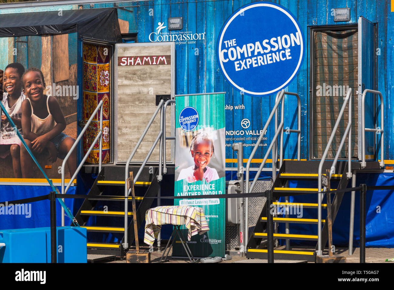 Bournemouth, Dorset, Großbritannien. 19 Apr, 2019. Das Mitgefühl Erfahrung trailer kommt in Bournemouth Square, wo die Besucher erleben können, wie es ist, in einem Entwicklungsland, wie sie sich über Sameson, ein Junge aus Äthiopien und Shamim ein Mädchen aus Uganda, wie Sie Weg aus der Armut zu hoffen - die Sicherheitsanfälligkeit, Einschränkungen und Gefahren der Kinder finden. Der Anhänger von der kindlichen Entwicklung Nächstenliebe Mitleid UK erstellt bietet interaktive, taktile, Audio und visuelle Geschichten für Besucher der Sehenswürdigkeiten, Geräusche und Gerüche. Credit: Carolyn Jenkins/Alamy leben Nachrichten Stockfoto