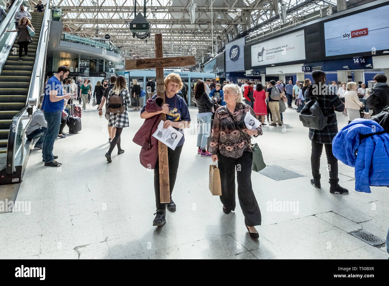 London, Großbritannien. 19. April 2019. Heiligen Kreuze sind rund um die Stadt einschließlich Waterloo Station am Karfreitag als Teil der nationalen Ostern feiern durchgeführt. Credit: Guy Corbishley/Alamy Leben Nachrichten. Stockfoto