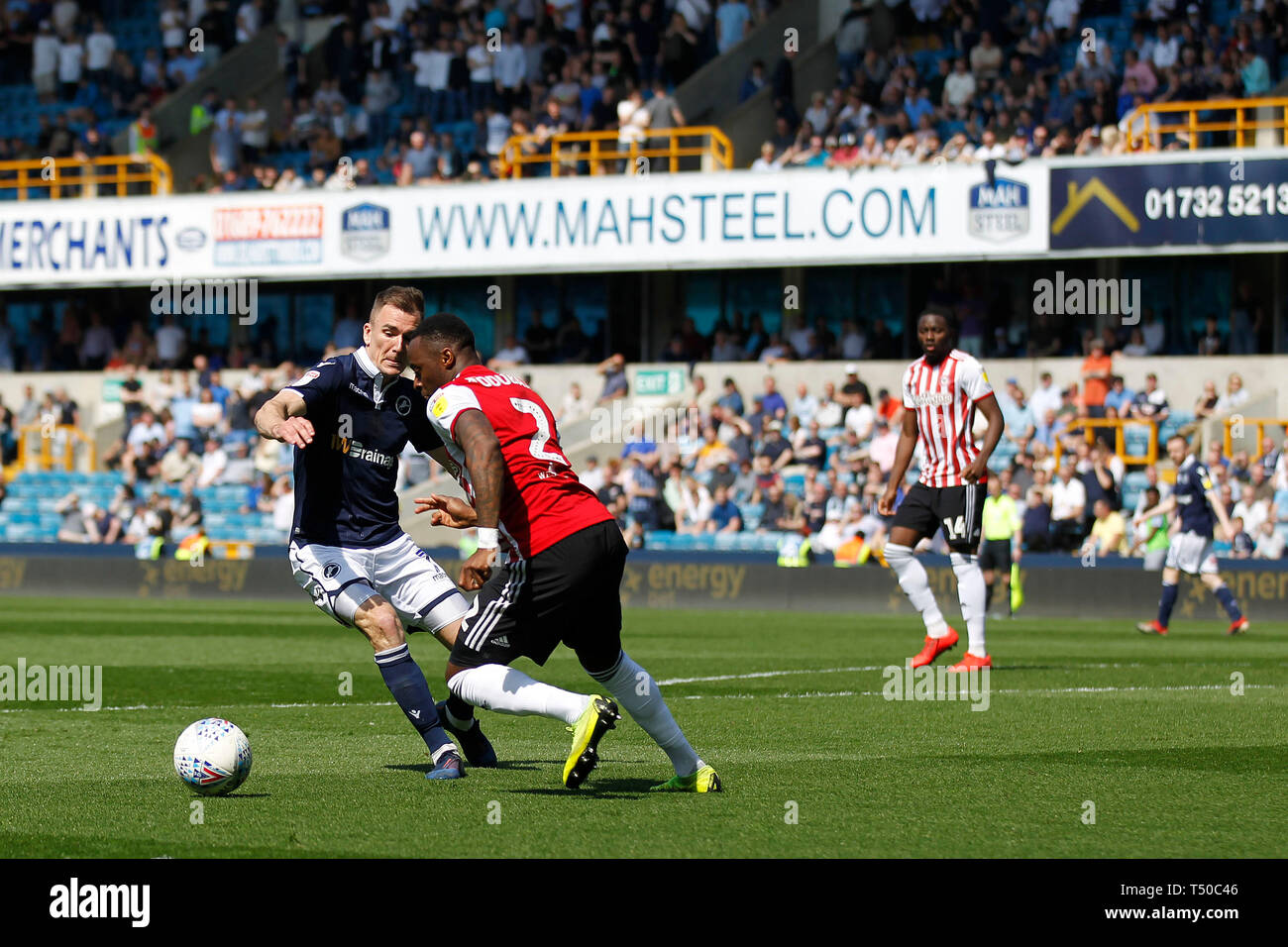 London, Großbritannien. 19 Apr, 2019. Mose Odubajo von Brentford Verteidigung während der efl Sky Bet Championship Match zwischen Millwall und Brentford an der Höhle, London, England am 19. April 2019. Foto von Carlton Myrie. Nur die redaktionelle Nutzung, eine Lizenz für die gewerbliche Nutzung erforderlich. Keine Verwendung in Wetten, Spiele oder einer einzelnen Verein/Liga/player Publikationen. Credit: UK Sport Pics Ltd/Alamy leben Nachrichten Stockfoto