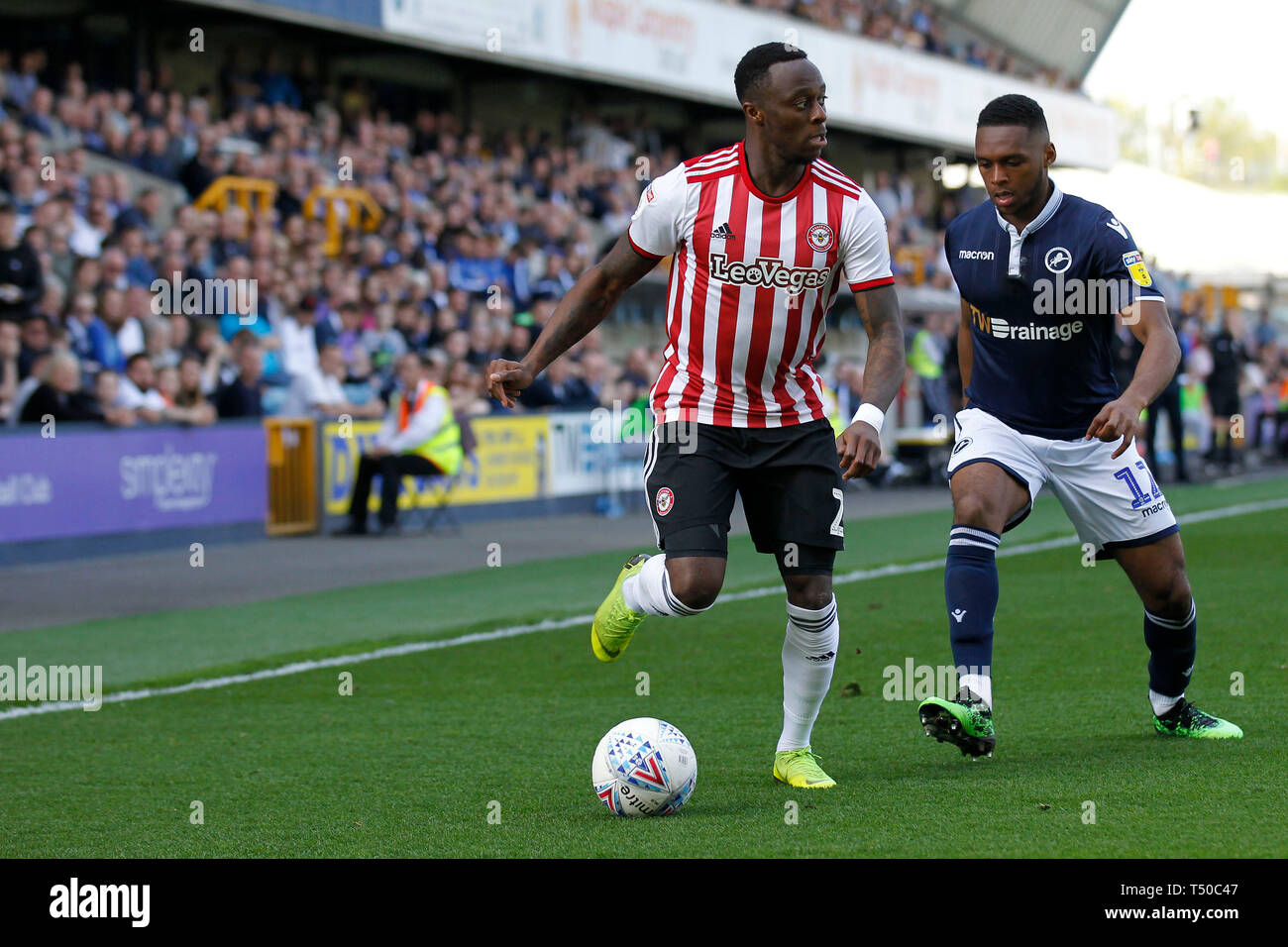 London, Großbritannien. 19 Apr, 2019. Mose Odubajo von Brentford und Mahlon Romeo von Millwall während der efl Sky Bet Championship Match zwischen Millwall und Brentford an der Höhle, London, England am 19. April 2019. Foto von Carlton Myrie. Nur die redaktionelle Nutzung, eine Lizenz für die gewerbliche Nutzung erforderlich. Keine Verwendung in Wetten, Spiele oder einer einzelnen Verein/Liga/player Publikationen. Credit: UK Sport Pics Ltd/Alamy leben Nachrichten Stockfoto