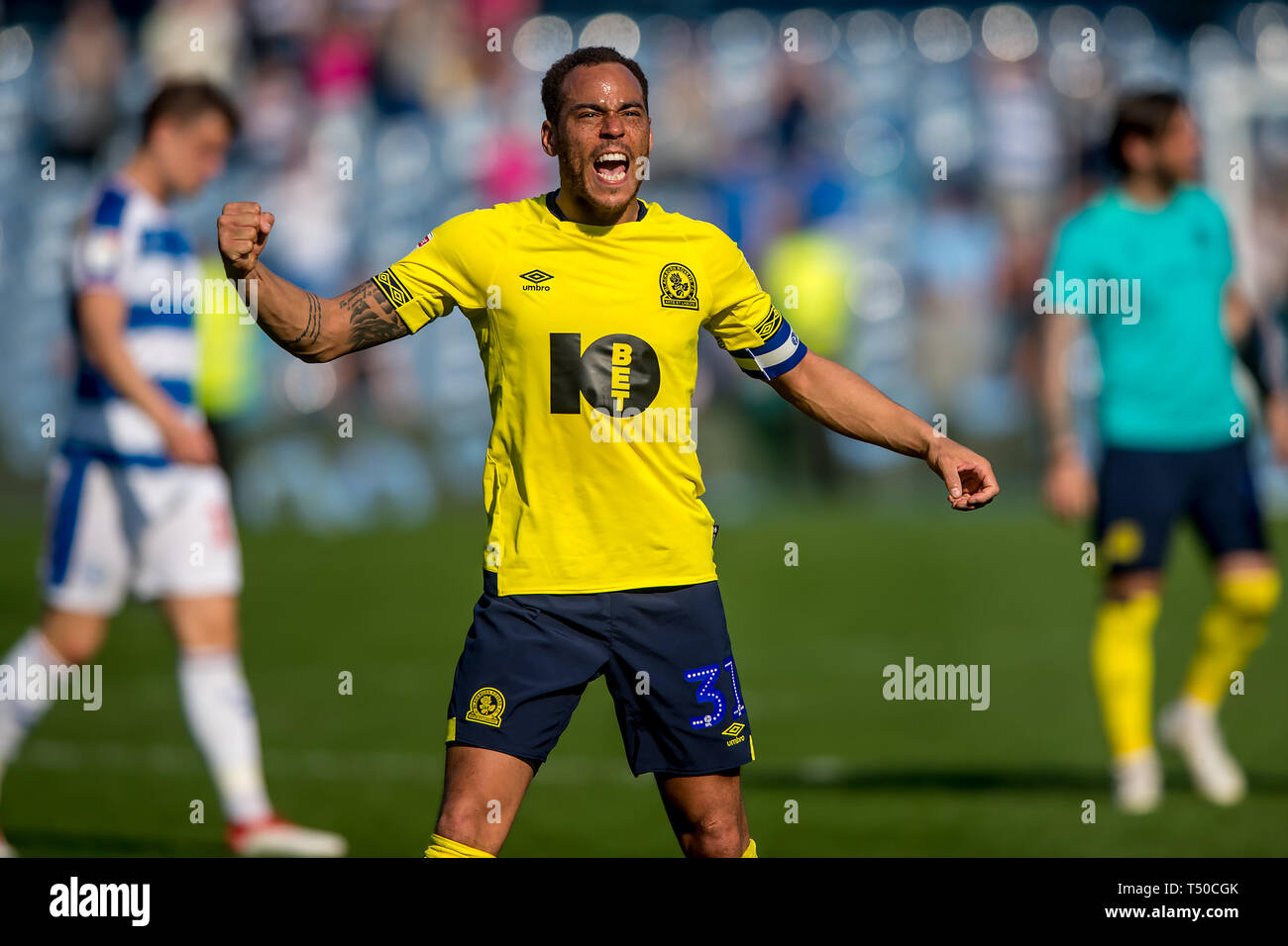 London, Großbritannien. 19 Apr, 2019. Elliott Bennett von Blackburn Rovers feiert den Sieg mit den Fans während der efl Sky Bet Championship Match zwischen den Queens Park Rangers und die Blackburn Rovers an der Loftus Road Stadium, London, England am 19. April 2019. Foto von salvio Calabrese. Nur die redaktionelle Nutzung, eine Lizenz für die gewerbliche Nutzung erforderlich. Keine Verwendung in Wetten, Spiele oder einer einzelnen Verein/Liga/player Publikationen. Credit: UK Sport Pics Ltd/Alamy leben Nachrichten Stockfoto