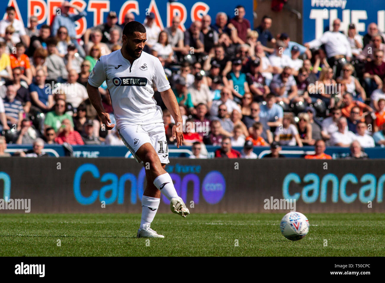 Swansea, Großbritannien. 19 Apr, 2019. Cameron Carter-Vickers von Swansea City in Aktion gegen Rotherham United. EFL Skybet Meisterschaft übereinstimmen, Swansea City v Rotherham Utd im Liberty Stadium in Swansea am Karfreitag, 19. April 2019. Dieses Bild dürfen nur für redaktionelle Zwecke verwendet werden. Nur die redaktionelle Nutzung, eine Lizenz für die gewerbliche Nutzung erforderlich. Keine Verwendung in Wetten, Spiele oder einer einzelnen Verein/Liga/player Publikationen. pic von Lewis Mitchell / Andrew Orchard sport Fotografie/Alamy Live news Credit: Andrew Orchard sport Fotografie/Alamy leben Nachrichten Stockfoto