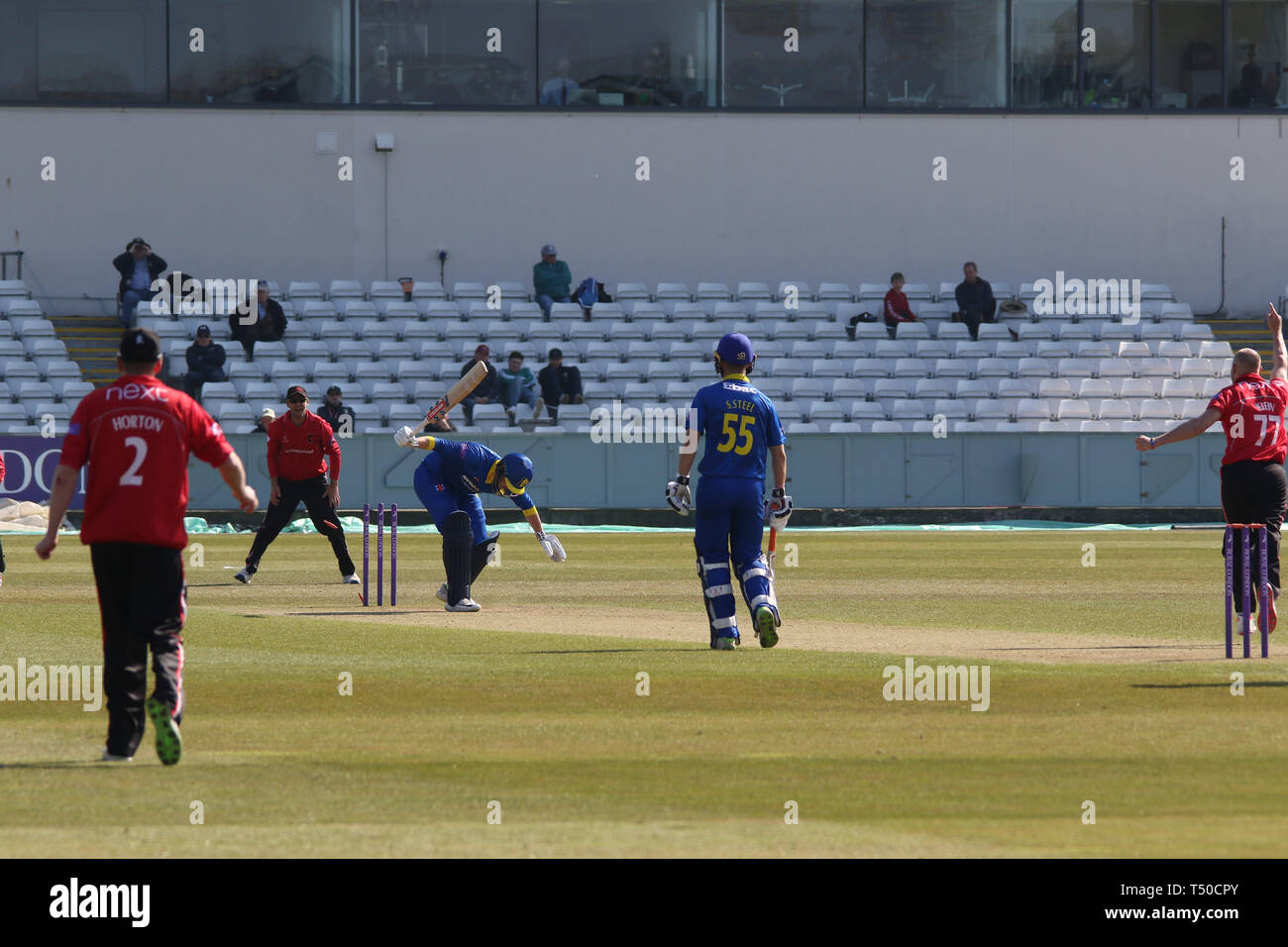 County Durham, UK. 19 Apr, 2019. Alex Lees ist von Dieter Klein während der EZB Royal London eintägiger Pokalspiel zwischen dem Durham CCC v Leicestershire CCC im Emirates Riverside, County Durham, England am 19. April 2019 gerollt. Foto von John Mallett. Nur die redaktionelle Nutzung, eine Lizenz für die gewerbliche Nutzung erforderlich. Keine Verwendung in Wetten, Spiele oder einer einzelnen Verein/Liga/player Publikationen. Credit: UK Sport Pics Ltd/Alamy leben Nachrichten Stockfoto