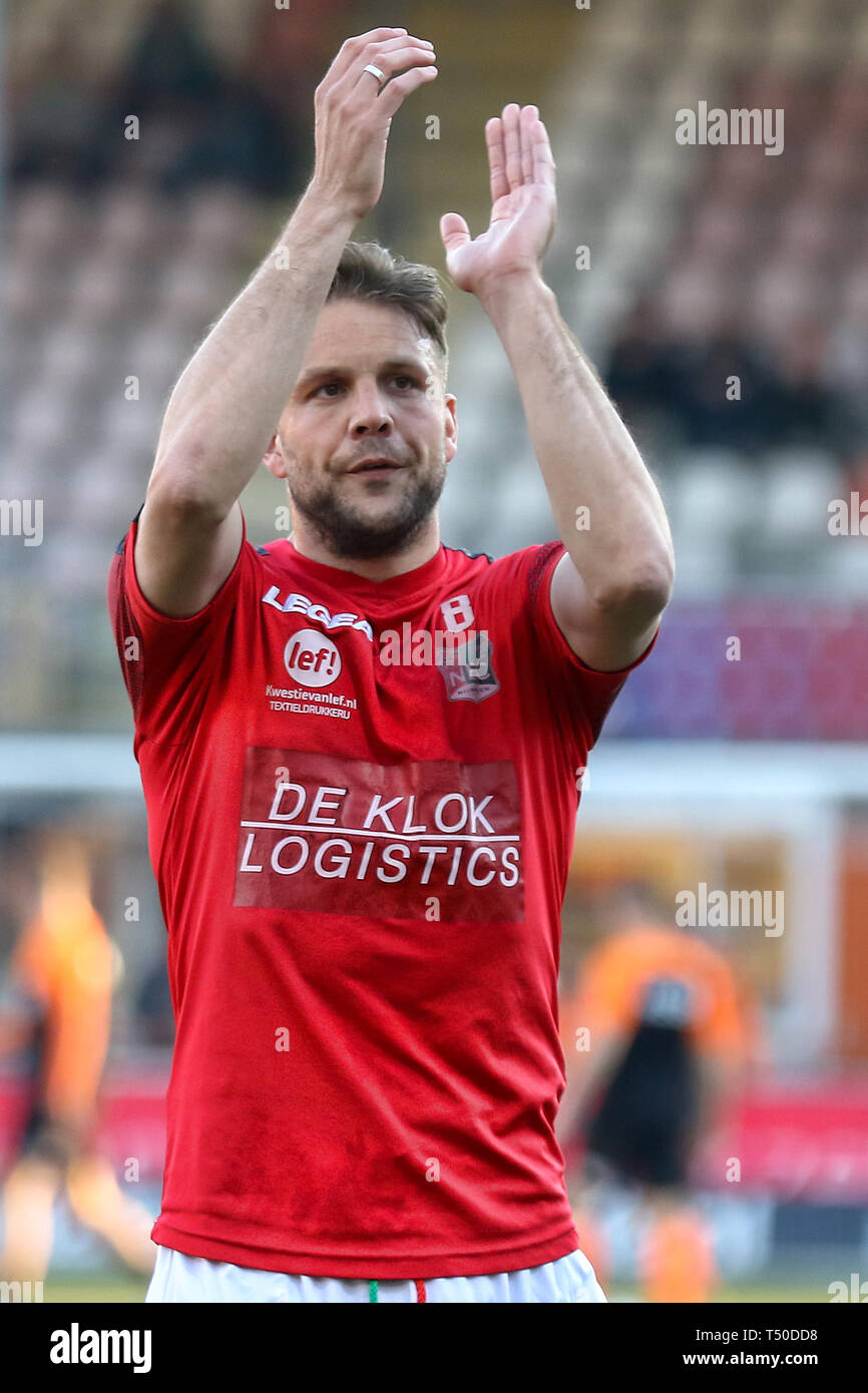 VOLENDAM, 19-04-2019, niederländische Fußball, Kras Stadion, Saison 2018 / 2019, Keuken Kampioen Divisie, NEC Spieler Joey van den Berg (Kapitän) Gruß der NEC-Fans vor dem Spiel Volendam - NEC Stockfoto