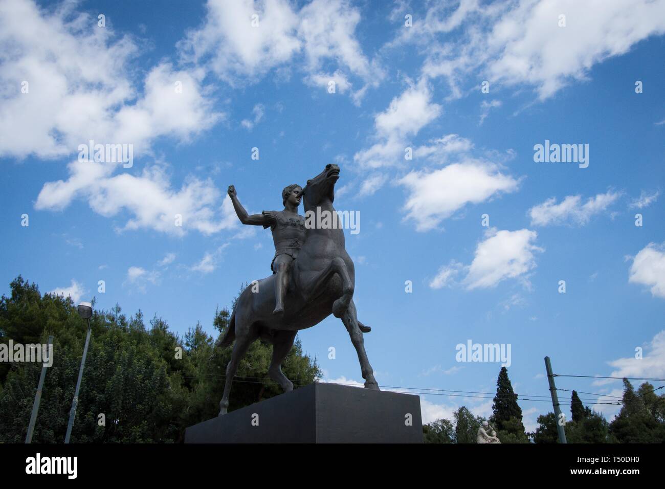 April 19, 2019 - Athen, Griechenland - eine Statue von einem jungen Pferd Reiter, Alexander der Große, ein Werk des Bildhauers von Giannis Pappas (1913-2005) errichtet, an der Kreuzung zwischen Vasilisis Olgas Avenue und Amalias in Athen. (Bild: © Nikolas Joao Kokovlis/SOPA Bilder über ZUMA Draht) Stockfoto