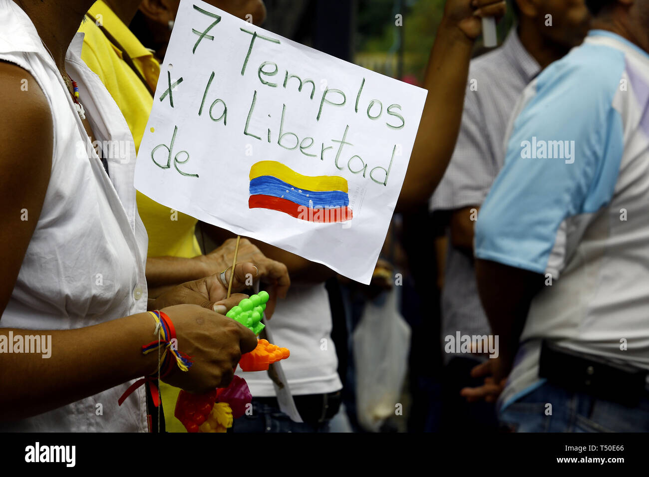 Valencia, Carabobo, Venezuela. 19 Apr, 2019. April 19, 2019. Mitglieder der Opposition führte eine offene Treffen in verschiedenen Städten des Landes als Teil der Aktivitäten der Betrieb Libertad, um die Einstellung der Usurpation der das Amt des Präsidenten von Nicolas Maduro zu suchen, einem Übergang, der Regierung und freie Wahlen durchführen, um der parricular demokratischen Rhythmus zurückzukehren, sagte, daß die Abgeordneten während Ihrer discrusos in der Zeremonie in Santa Rosa Platz abgehalten, in der Stadt Valencia, Carabobo Zustand zu erstellen. Foto: Juan Carlos Hernandez (Credit Bild: © Juan Carlos Herna Stockfoto