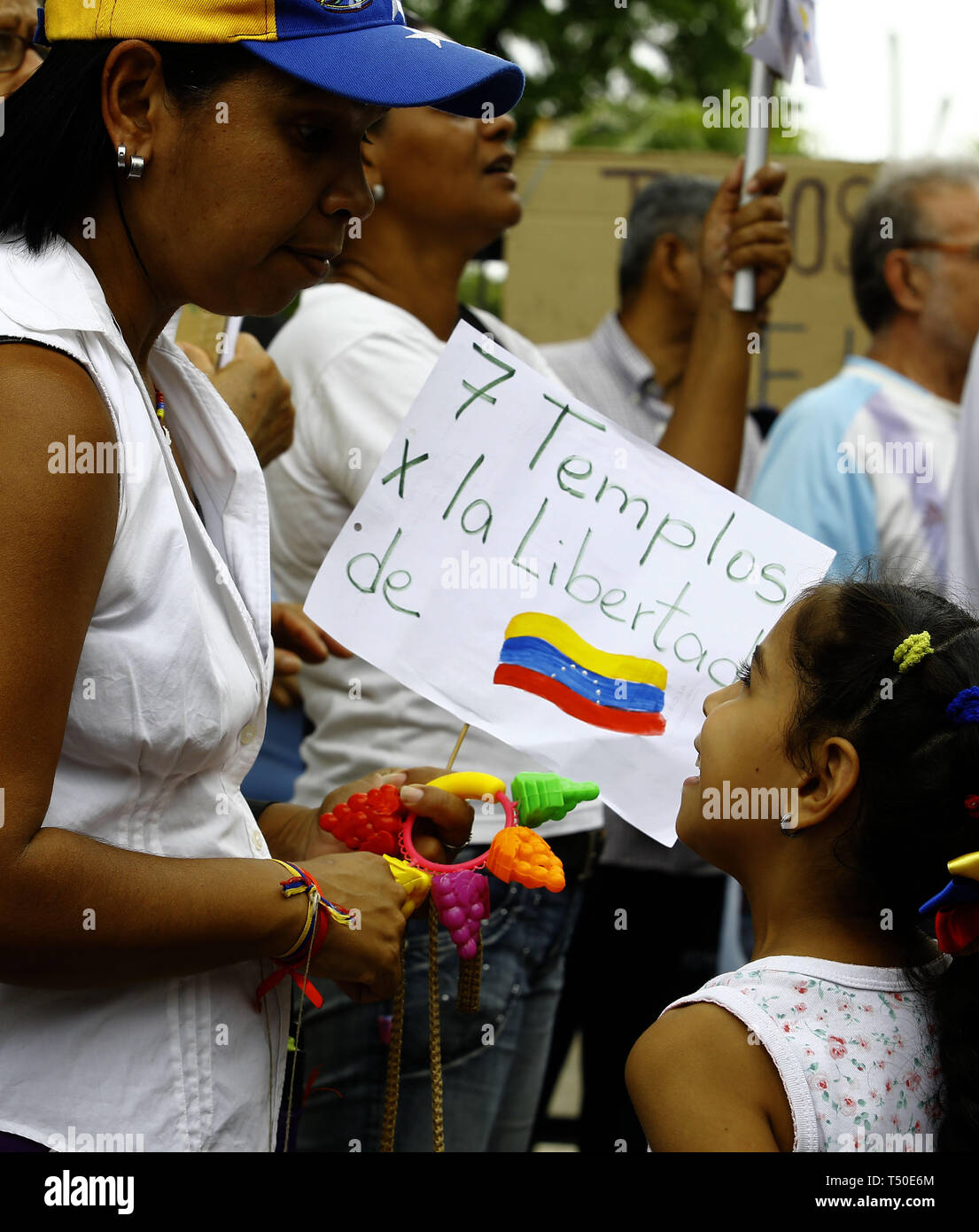 Valencia, Carabobo, Venezuela. 19 Apr, 2019. April 19, 2019. Mitglieder der Opposition führte eine offene Treffen in verschiedenen Städten des Landes als Teil der Aktivitäten der Betrieb Libertad, um die Einstellung der Usurpation der das Amt des Präsidenten von Nicolas Maduro zu suchen, einem Übergang, der Regierung und freie Wahlen durchführen, um der parricular demokratischen Rhythmus zurückzukehren, sagte, daß die Abgeordneten während Ihrer discrusos in der Zeremonie in Santa Rosa Platz abgehalten, in der Stadt Valencia, Carabobo Zustand zu erstellen. Foto: Juan Carlos Hernandez (Credit Bild: © Juan Carlos Herna Stockfoto