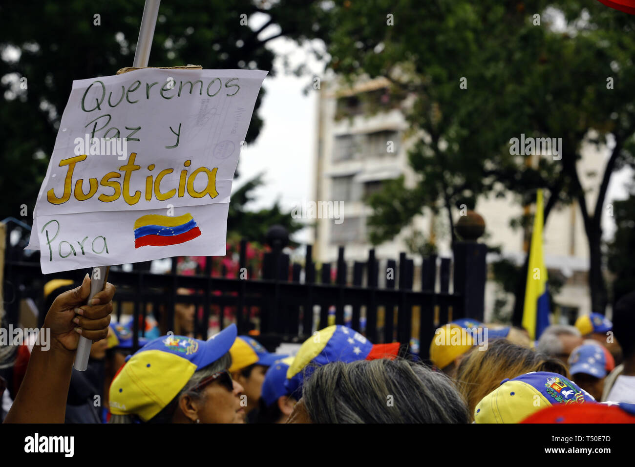 Valencia, Carabobo, Venezuela. 19 Apr, 2019. April 19, 2019. Mitglieder der Opposition führte eine offene Treffen in verschiedenen Städten des Landes als Teil der Aktivitäten der Betrieb Libertad, um die Einstellung der Usurpation der das Amt des Präsidenten von Nicolas Maduro zu suchen, einem Übergang, der Regierung und freie Wahlen durchführen, um der parricular demokratischen Rhythmus zurückzukehren, sagte, daß die Abgeordneten während Ihrer discrusos in der Zeremonie in Santa Rosa Platz abgehalten, in der Stadt Valencia, Carabobo Zustand zu erstellen. Foto: Juan Carlos Hernandez (Credit Bild: © Juan Carlos Herna Stockfoto