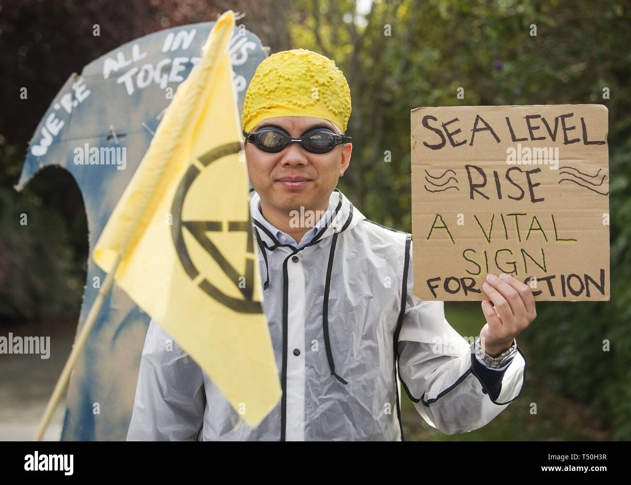 Christchurch, Canterbury, Neuseeland. 20 Apr, 2019. Mitglieder des Aussterbens Rebellion März und kurz block Verkehr als Teil von weltweiten Bemühungen die Regierungen zu erhalten, Maßnahmen gegen den Klimawandel zu ergreifen. Die Demonstranten hier sagen, daß große Teile von Christchurch unter Wasser in 50 Jahren sein könnte. Credit: PJ Heller/ZUMA Draht/Alamy leben Nachrichten Stockfoto