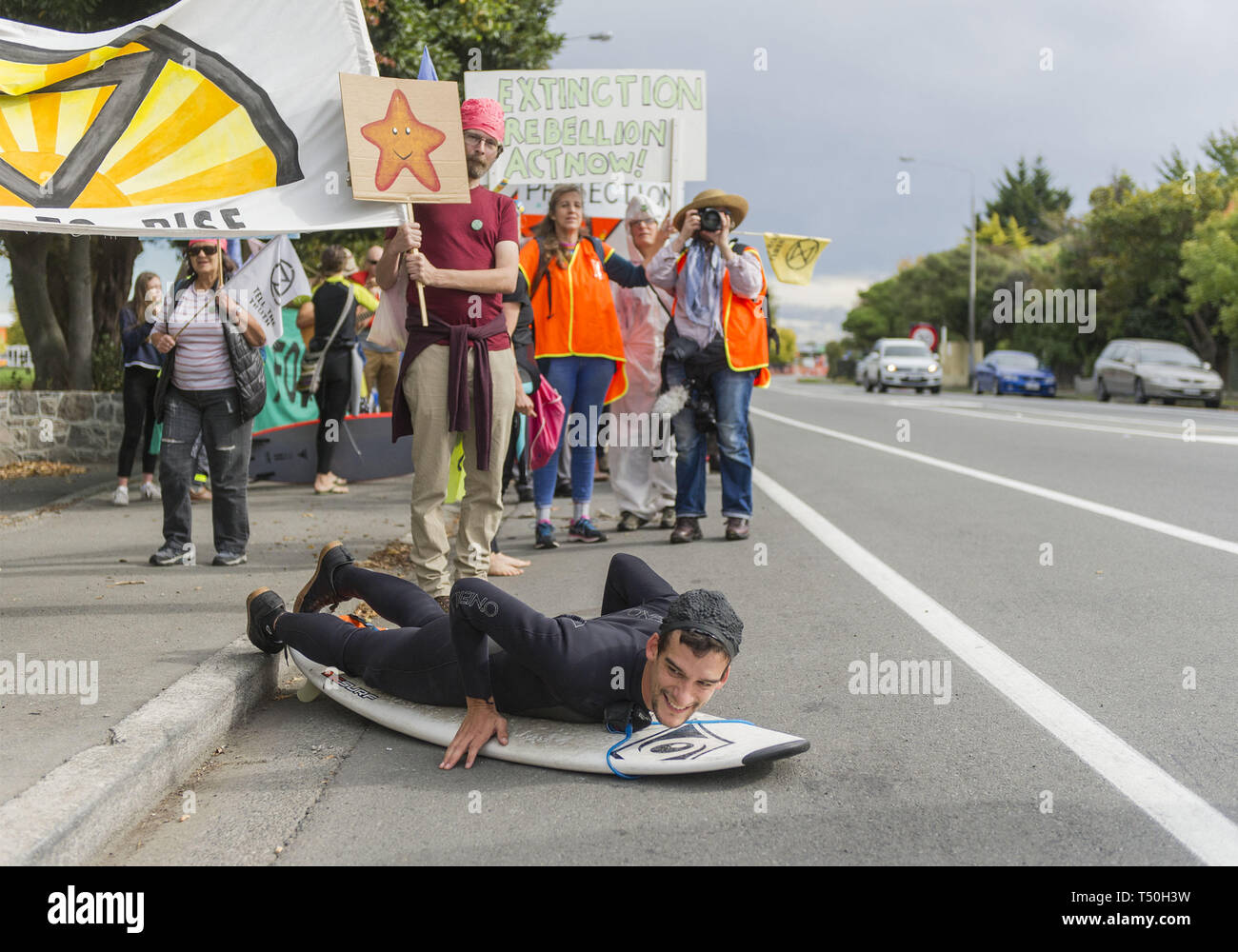 Christchurch, Canterbury, Neuseeland. 20 Apr, 2019. Mitglieder des Aussterbens Rebellion März und kurz block Verkehr als Teil von weltweiten Bemühungen die Regierungen zu erhalten, Maßnahmen gegen den Klimawandel zu ergreifen. Die Demonstranten hier sagen, daß große Teile von Christchurch unter Wasser in 50 Jahren sein könnte. Credit: PJ Heller/ZUMA Draht/Alamy leben Nachrichten Stockfoto