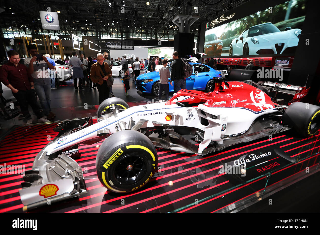 New York, USA. 19 Apr, 2019. Besucher Blick in einen Rennwagen im Jahr 2019 New York International Auto Show in New York, USA, 19. April 2019. Die 10-Tage, 2019 New York International Auto Show eröffnet die öffentliche am Freitag, Einführung neuer automotive Ideen, technologische Innovation, außergewöhnliche Concept Cars und fast 1.000 der neuesten neue Autos und Lastwagen. Credit: Wang Ying/Xinhua/Alamy leben Nachrichten Stockfoto