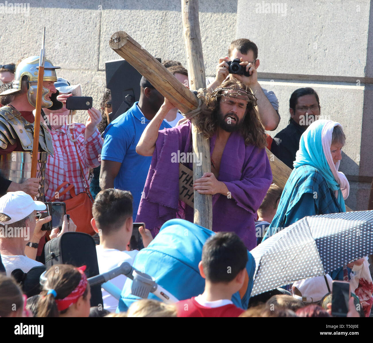 Jesus Christus Tragt Sein Kreuz Bei Einer Auffuhrung Von Die Passion Jesu Von Der Wintershall Spieler