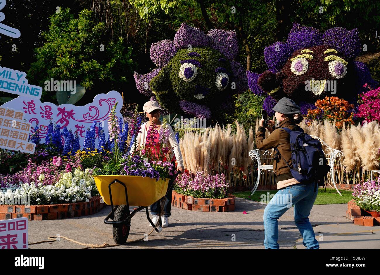 Shanghai, China. 19 Apr, 2019. Eine touristische Posen für Fotos, die während der 2019 Shanghai Familie Gartenbau Ausstellung in Shanghai, China, 19. April 2019. Der Gartenbau Ausstellung, Darstellung von mehr als 1.000 Sorten, eröffnet hier Freitag. Credit: Zhang Jiansong/Xinhua/Alamy leben Nachrichten Stockfoto