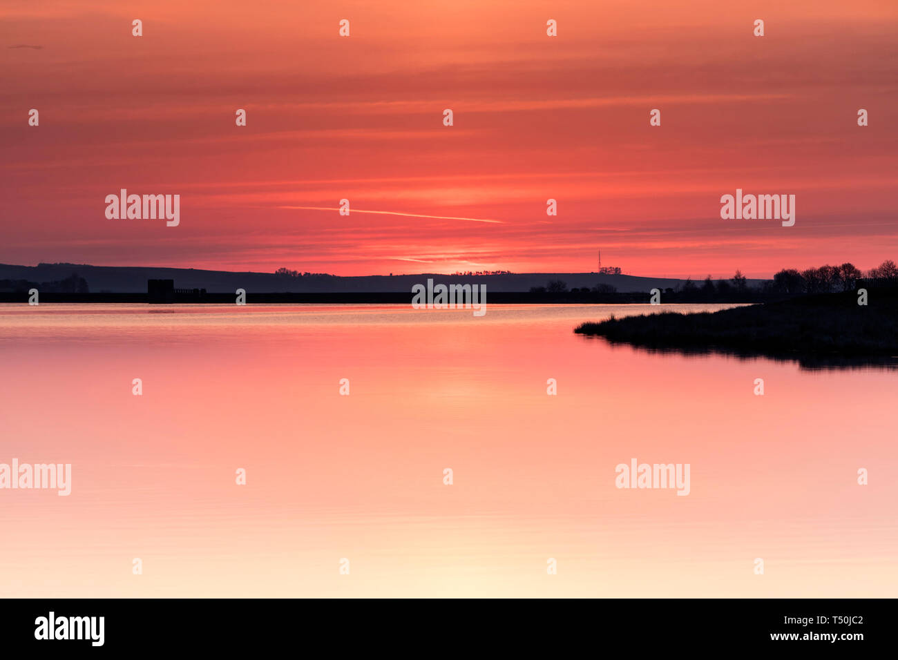 Baldersdale, Teesdale, County Durham, UK. Samstag, den 20. April 2019. UK Wetter. Einen spektakulären Sonnenaufgang über Hury Behälter boten einen weiteren heißen Tag in Nordengland. Quelle: David Forster/Alamy leben Nachrichten Stockfoto