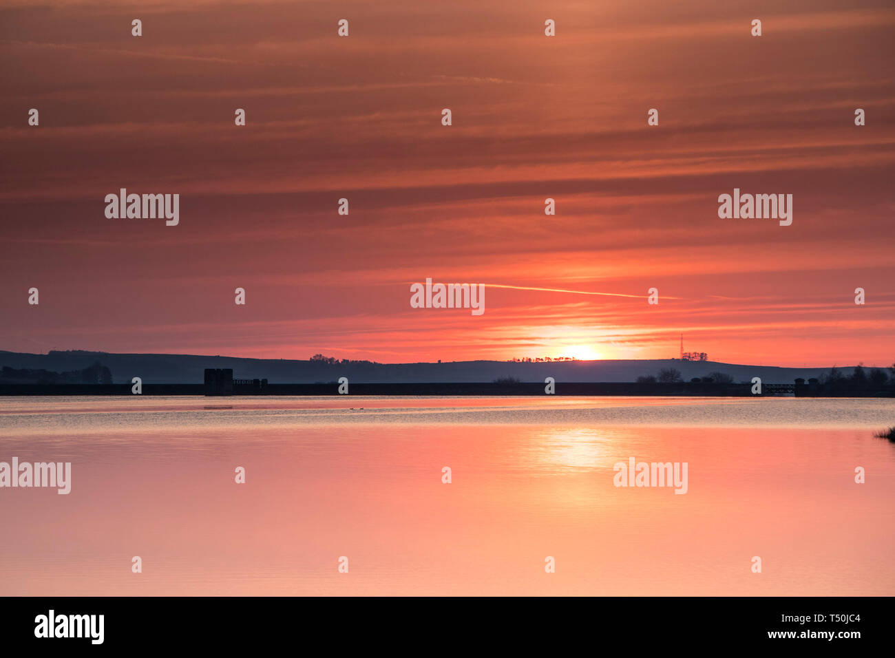 Baldersdale, Teesdale, County Durham, UK. Samstag, den 20. April 2019. UK Wetter. Einen spektakulären Sonnenaufgang über Hury Behälter boten einen weiteren heißen Tag in Nordengland. Quelle: David Forster/Alamy leben Nachrichten Stockfoto