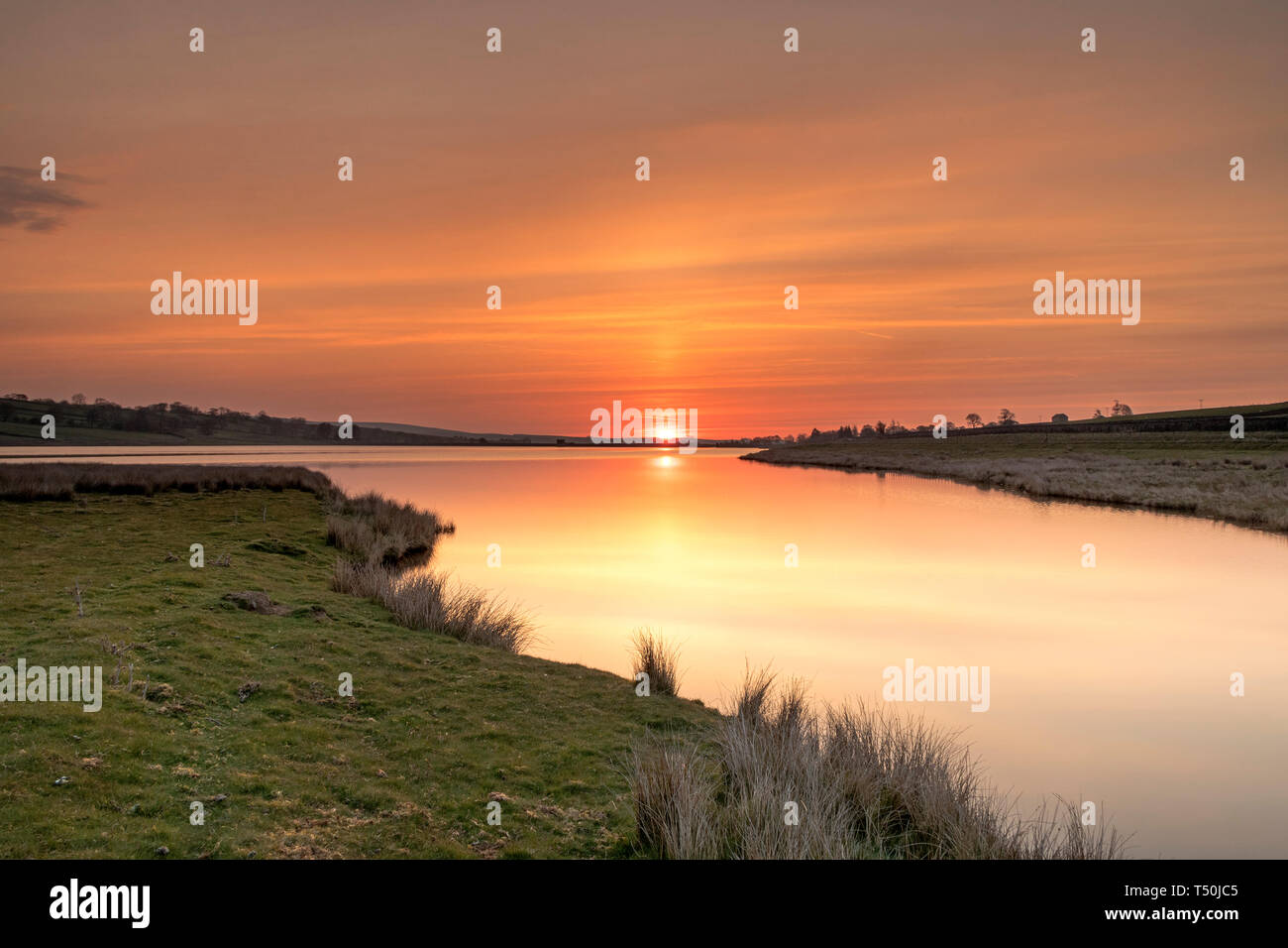 Baldersdale, Teesdale, County Durham, UK. Samstag, den 20. April 2019. UK Wetter. Einen spektakulären Sonnenaufgang über Hury Behälter boten einen weiteren heißen Tag in Nordengland. Quelle: David Forster/Alamy leben Nachrichten Stockfoto