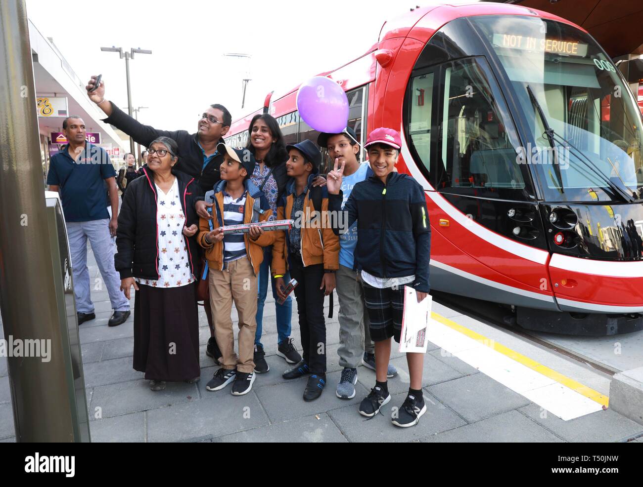 (190420) - Canberra, 20. April 2019 (Xinhua) -- Menschen posieren für Fotos vor einen Zug bei der gungahlin Ort Station in Canberra, Australien, am 20. April 2019. Die lang erwartete Light Rail in der australischen Hauptstadt Canberra öffentlichkeit am Samstag geöffnet. Die Verknüpfung von Gungahlin Ort im Norden und Alinga Straße im Zentrum der Stadt, in der die Route erstreckt sich über 12 km mit 13 Stationen. Die Fahrt dauert 24 Minuten. Die Veranstaltung zeitlich mit den Osterferien. Viele Bewohner ging für eine Reiterfahrung und Fotos mit dem Zug. (Xinhua / Chu Chen) Stockfoto