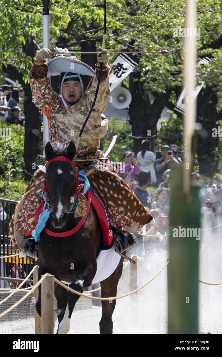 Tokio, Japan. 20 Apr, 2019. Ein Reiter das Tragen der traditionellen japanischen Kostüm beteiligt sich an einem reiten Bogenschießen ''Yabusame'' Veranstaltung im Sumida in Asakusa. Die jährliche Veranstaltung ist in Sumida vom Pferderücken Bogenschützen, Pfeile auf ein Ziel von einem galoppierenden Pferd statt. Credit: Rodrigo Reyes Marin/ZUMA Draht/Alamy leben Nachrichten Stockfoto