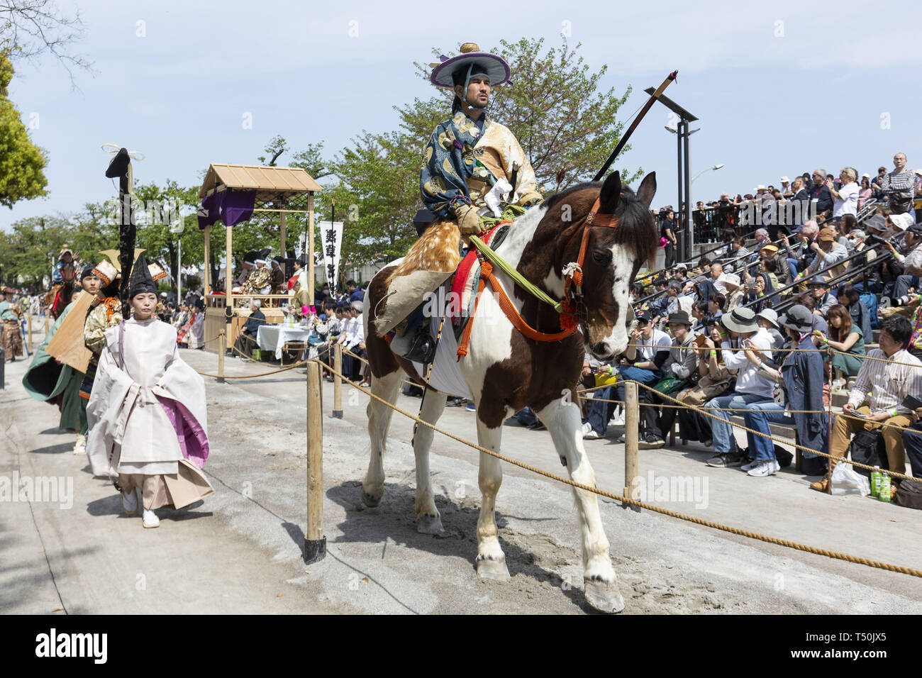 Tokio, Japan. 20 Apr, 2019. Die Teilnehmer tragen traditionelle japanische Kostüm nehmen Sie Teil in einem reiten Bogenschießen ''Yabusame'' Veranstaltung im Sumida in Asakusa. Die jährliche Veranstaltung ist in Sumida vom Pferderücken Bogenschützen, Pfeile auf ein Ziel von einem galoppierenden Pferd statt. Credit: Rodrigo Reyes Marin/ZUMA Draht/Alamy leben Nachrichten Stockfoto