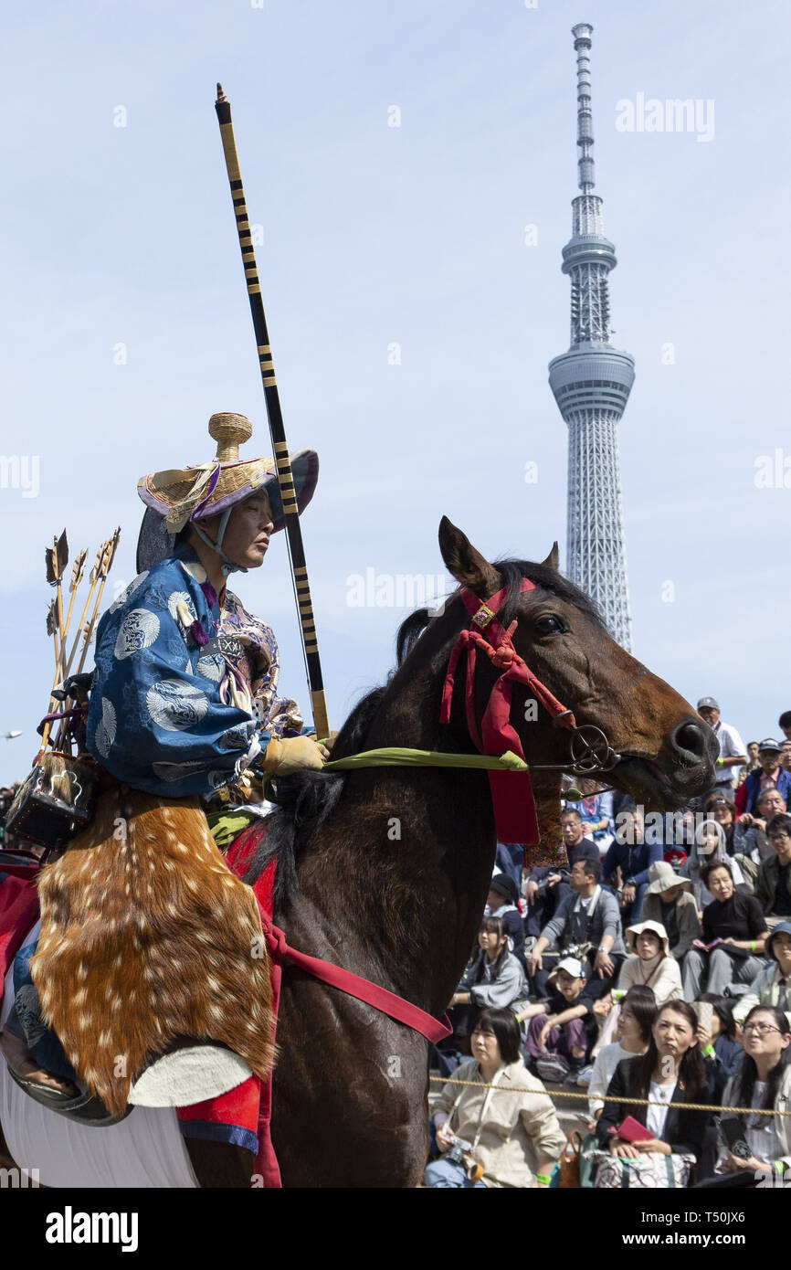 Tokio, Japan. 20 Apr, 2019. Ein Reiter das Tragen der traditionellen japanischen Kostüm nimmt Teil an einem reiten Bogenschießen ''Yabusame'' Veranstaltung im Sumida in Asakusa. Die jährliche Veranstaltung ist in Sumida vom Pferderücken Bogenschützen, Pfeile auf ein Ziel von einem galoppierenden Pferd statt. Credit: Rodrigo Reyes Marin/ZUMA Draht/Alamy leben Nachrichten Stockfoto