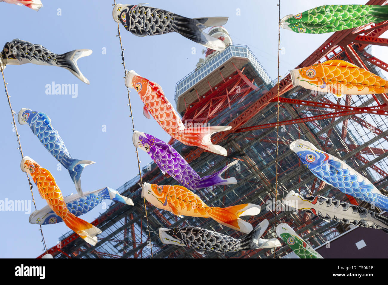 Tokio, Japan. 20 Apr, 2019. 333 Koinobori (Karpfen Banner) auf der Anzeige außerhalb Tokyo Tower. Tokyo Tower feiert Tag der Kinder anzeigen 333 carp-förmige Koinobori von März 29 bis Mai 6. Jedes Jahr, Familien mit jungen ihre Häuser mit Koinobori Luftschlangen dekoriert gesundes Wachstum und das Wohlergehen der Kinder zu feiern. Tag der Kinder gefeiert wird am 5. Mai jedes Jahr in Japan. Credit: Rodrigo Reyes Marin/ZUMA Draht/Alamy leben Nachrichten Stockfoto