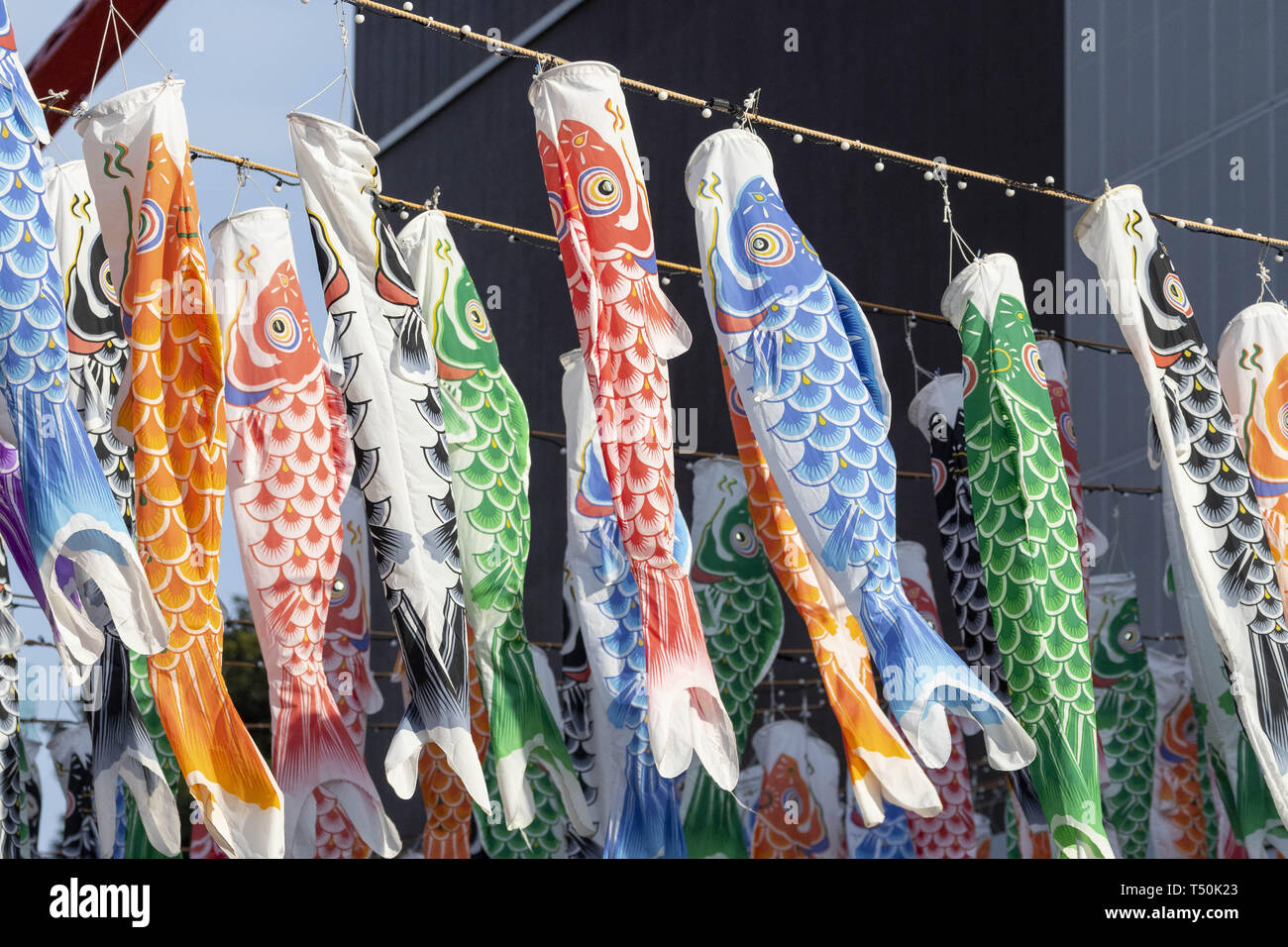 Tokio, Japan. 20 Apr, 2019. 333 Koinobori (Karpfen Banner) auf der Anzeige außerhalb Tokyo Tower. Tokyo Tower feiert Tag der Kinder anzeigen 333 carp-förmige Koinobori von März 29 bis Mai 6. Jedes Jahr, Familien mit jungen ihre Häuser mit Koinobori Luftschlangen dekoriert gesundes Wachstum und das Wohlergehen der Kinder zu feiern. Tag der Kinder gefeiert wird am 5. Mai jedes Jahr in Japan. Credit: Rodrigo Reyes Marin/ZUMA Draht/Alamy leben Nachrichten Stockfoto