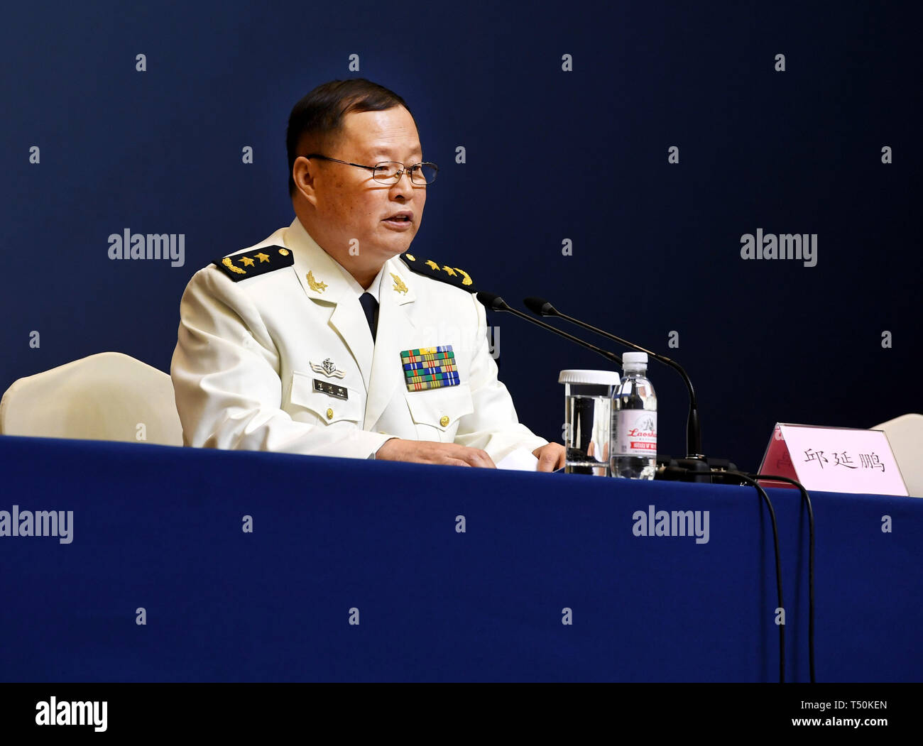 (190420) - Qingdao, April 20, 2019 (Xinhua) - Qiu Yanpeng, stellvertretender Kommandant der chinesischen Volksbefreiungsarmee (PLA) Marine, spricht auf einer Pressekonferenz für die Multinationalen naval Veranstaltungen zum 70. Jahrestag der Gründung der chinesischen Volksbefreiungsarmee (PLA) Marine in Qingdao zu markieren, der ostchinesischen Provinz Shandong, am 20. April 2019. (Xinhua/Li Ziheng) Stockfoto