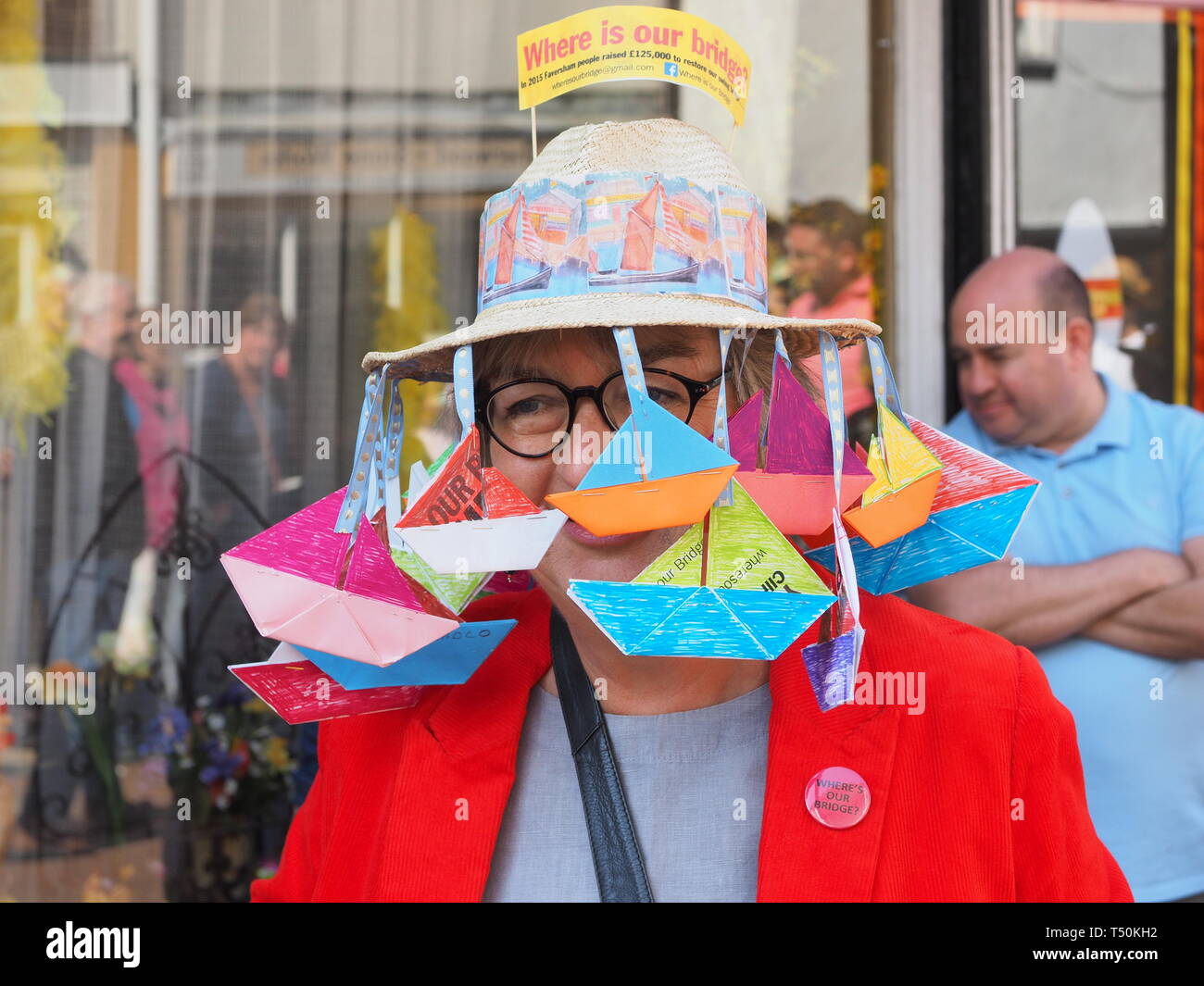 Faversham, Kent, Großbritannien. 20. April 2018. Ein buntes Osterfest hat Parade wurde in Faversham High Street in Kent heute morgen um 11 Uhr, mit beeindruckenden kreativen Designs auf dem Display. Credit: James Bell/Alamy leben Nachrichten Stockfoto