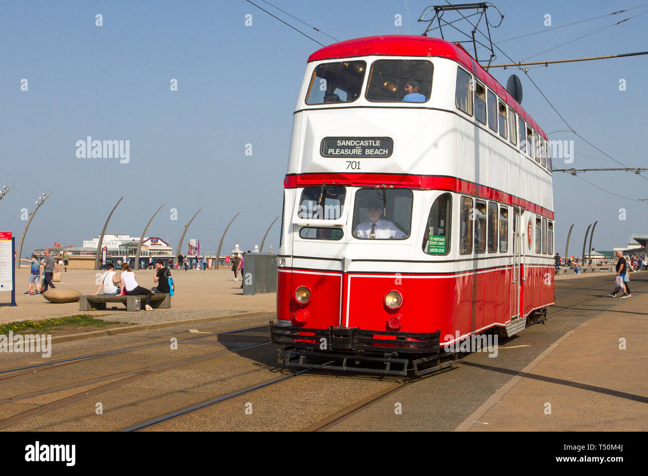 1934 30er 30er 30er 30er Jahre Ballon 701 Diamond Pantograph Tram in Blackpool, Lancashire. April 2019. Wetter in Großbritannien. An der Strandpromenade fahren weiterhin heiße Bedingungen fort, da die Heritage Trams von Fährpassagieren vergangener Zeiten verkehren. Stockfoto