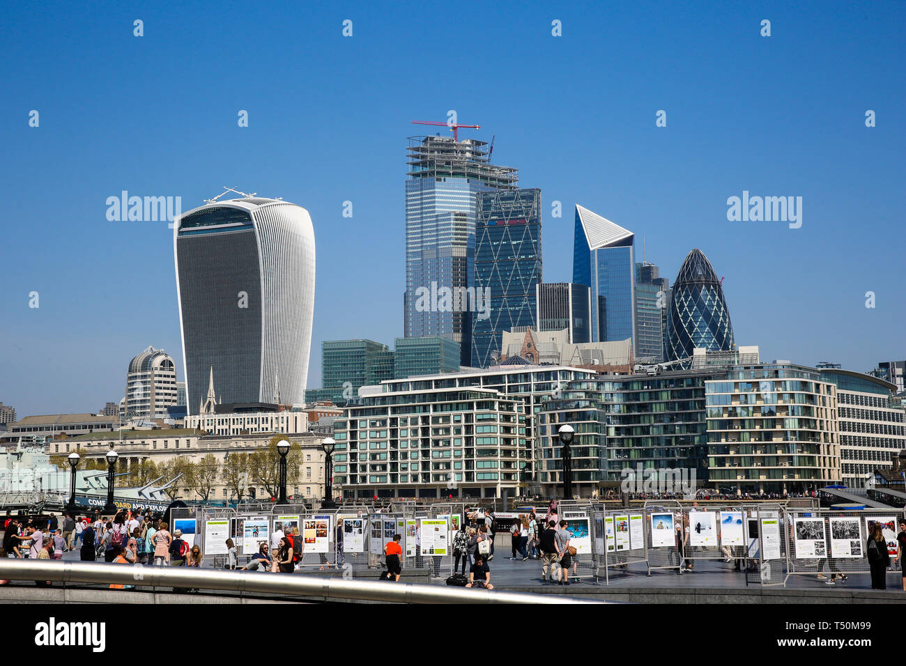 London, Großbritannien. 20 Apr, 2019. Menschen heraus und über an einem heißen und sonnigen Tag in der Hauptstadt. Nach dem Met Office Temperaturen bis zu 27°C während der Oster Wochenende erreichen. Credit: Dinendra Haria/Alamy leben Nachrichten Stockfoto