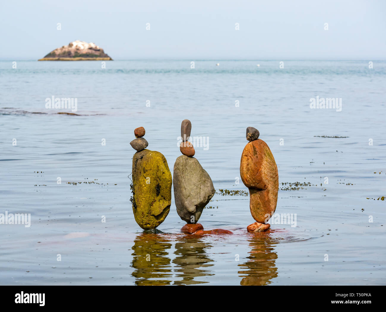 Dunbar, East Lothian, Schottland, Vereinigtes Königreich. 20 Apr, 2019. Europäische Stein stacking Meisterschaft: Künstlerische Stein Stapel am Auge Cave Strand während der Meisterschaft als die Flut kommt in Stockfoto