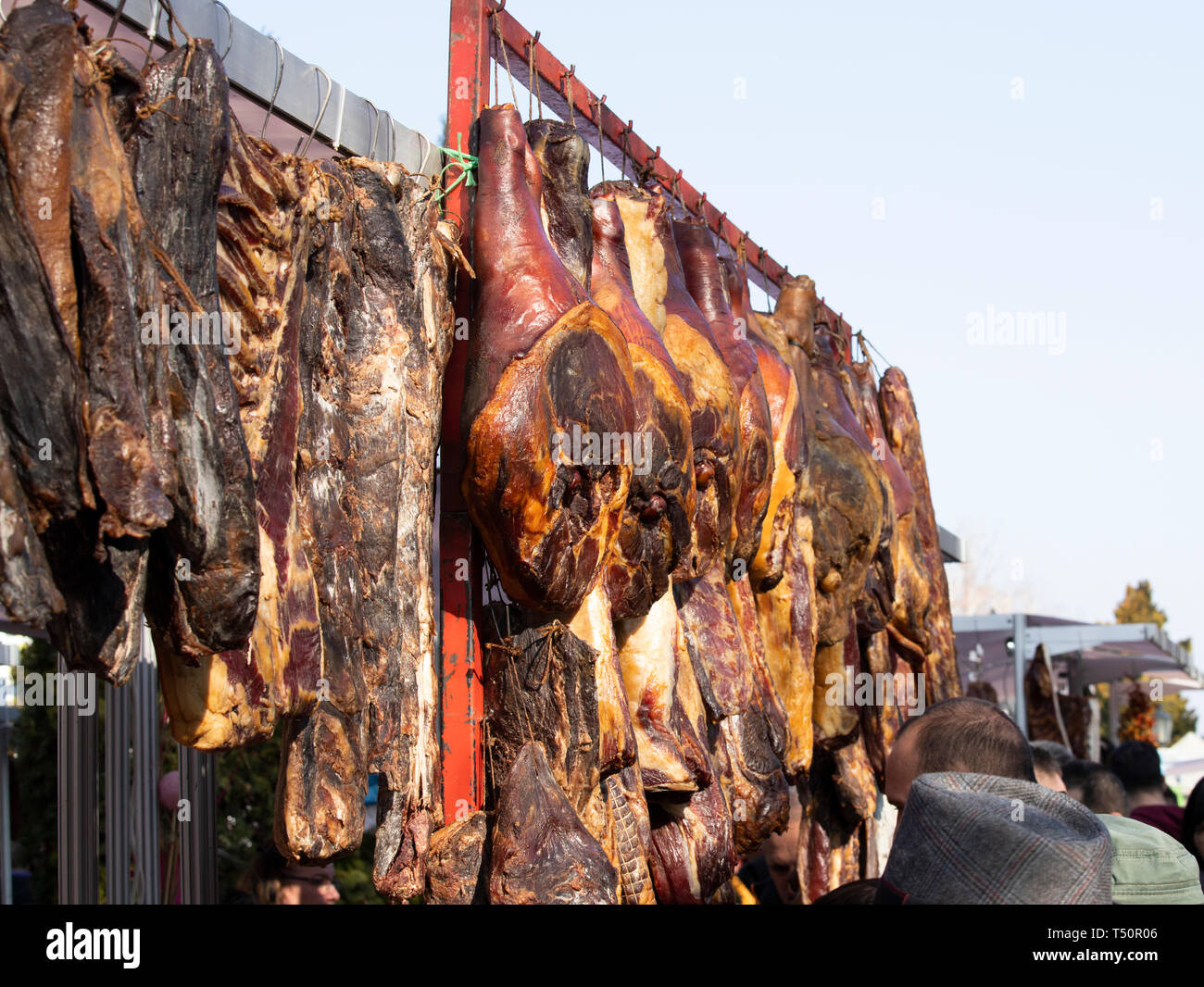 Traditionelle serbische und Montenegrian Schweinefleisch prsut genannt. Hausgemachten Schinken. Markt, Street Food, Food Festival. Balkan Küche. Serbische Küche Stockfoto