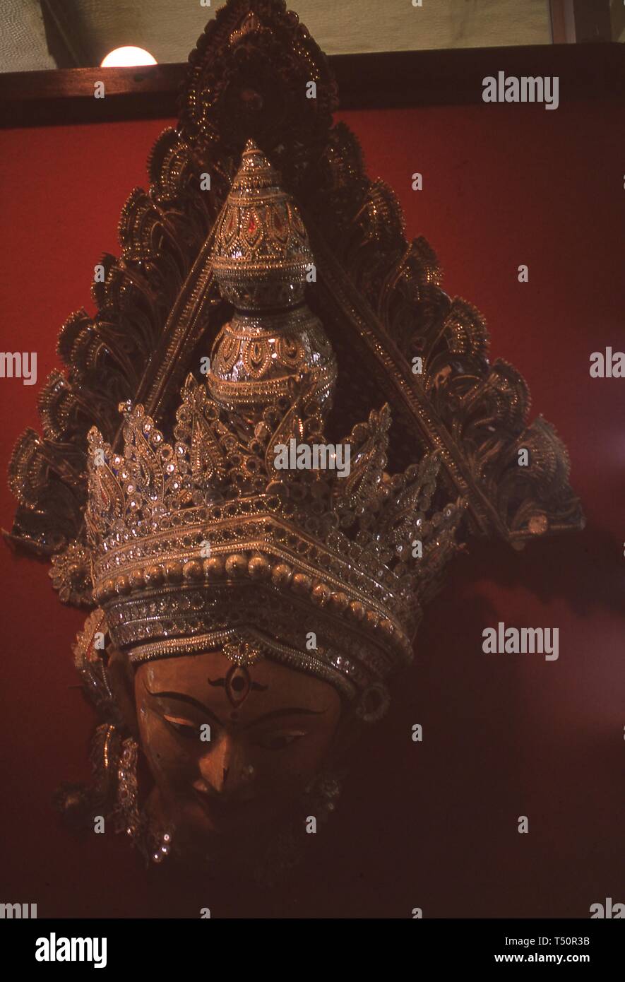 Ansicht einer geschnitzten Kopf mit einem dekorativen Krone, wahrscheinlich aus einem Südostasiatischen Marionette, die an der Wand als Teil einer Anzeige mit dem New York Weltmesse, Flushing Meadows Park, Queens, New York, Juni 1964 verbundenen montiert. () Stockfoto