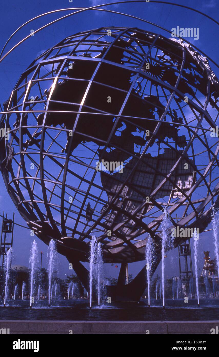 Low Angle View der Unisphere, eine Edelstahl-Darstellung der Erde, gebaut für die New York Weltmesse, Flushing Meadows Park, Queens, New York, Juni 1964. () Stockfoto