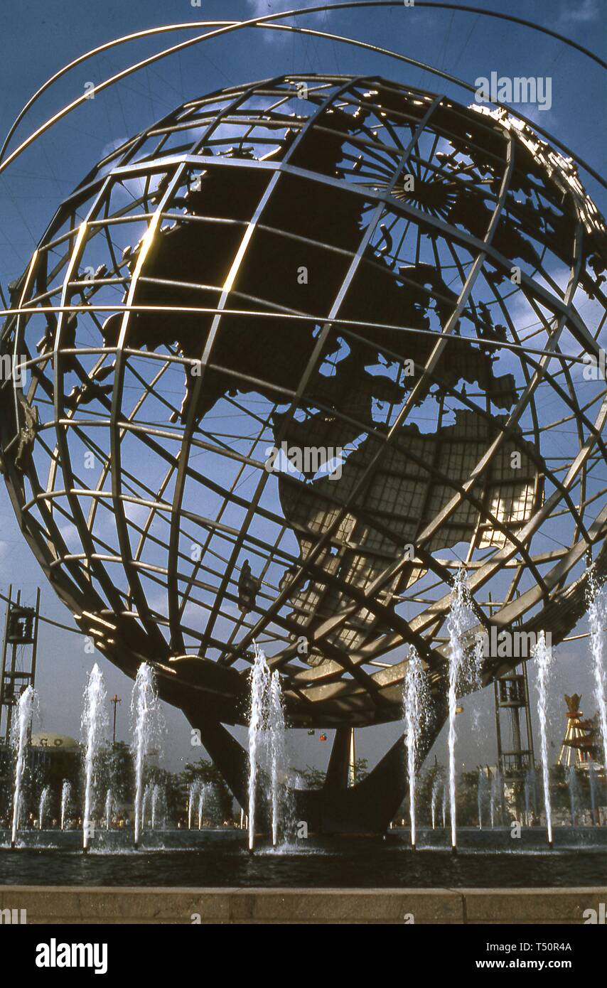 Low Angle View der Unisphere, eine Edelstahl-Darstellung der Erde, und seine umliegenden Brunnen, New York Weltmesse, Flushing Meadows Park, Queens, New York, Juni 1964. () Stockfoto