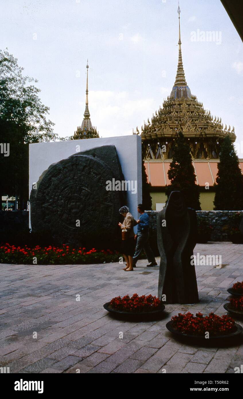 Menschen zu Fuß auf einem angelegten Weg, mit den vergoldeten Thailand Pavilion im Hintergrund sichtbar, während der Messe die New Yorker Welt, Flushing Meadows Park, Queens, NY, Juni 1964. () Stockfoto