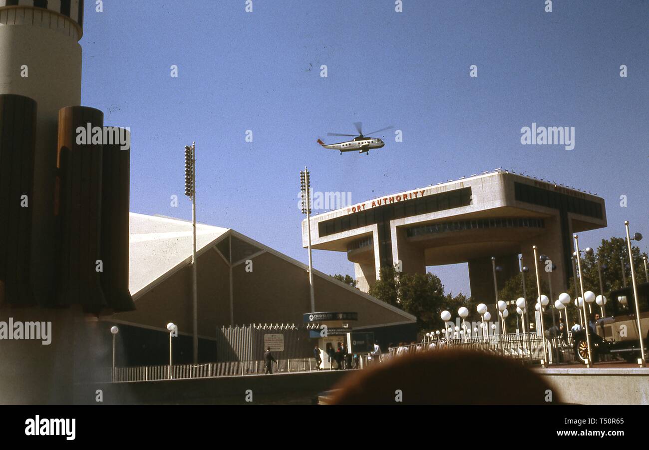 Froschperspektive von einem schwebenden Hubschrauber über dem Port Authority Hubschrauberlandeplatz und Hertz Travel Center Pavillon an einem sonnigen Tag, in New York World's Fair, Flushing Meadows Park, Queens, New York, Juni 1964. () Stockfoto
