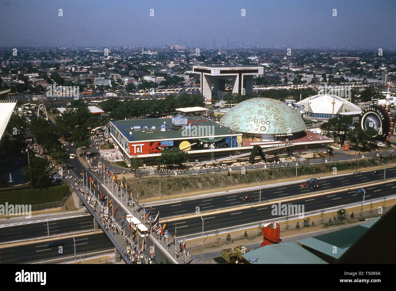 Aus der Vogelperspektive von Menschen zu Fuß über die Vereinten Nationen North Bridge, die den Transport Bereich mit den wichtigsten Messegelände, an einem sonnigen Tag, in New York World's Fair, Flushing Meadows Park, Queens, New York, Juni 1964. () Stockfoto