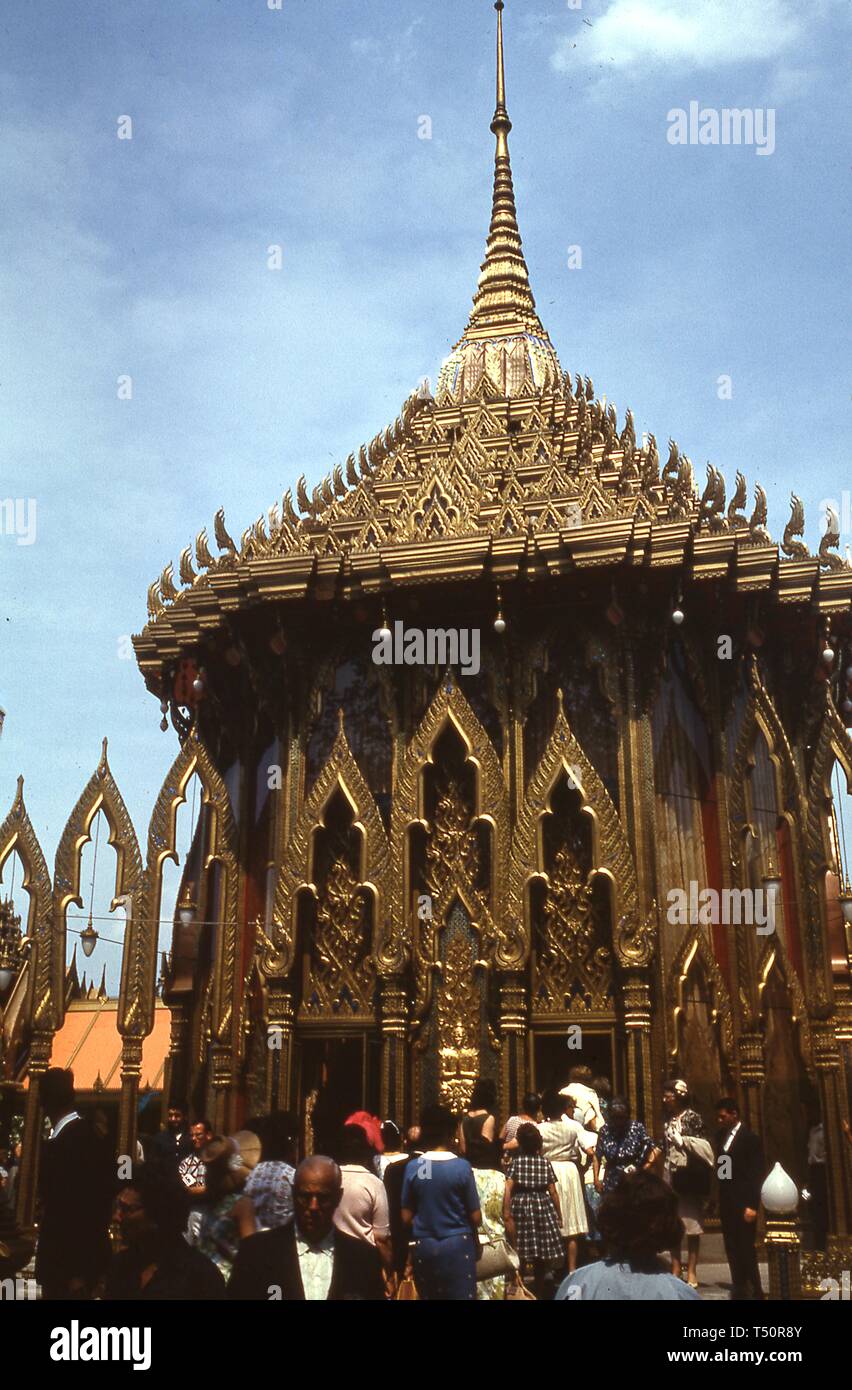 Froschperspektive der Massen vor der vergoldeten Eingang zu den Thailand Pavilion, an einem sonnigen Tag, in New York World's Fair, Flushing Meadows Park, Queens, New York, Juni 1964. () Stockfoto