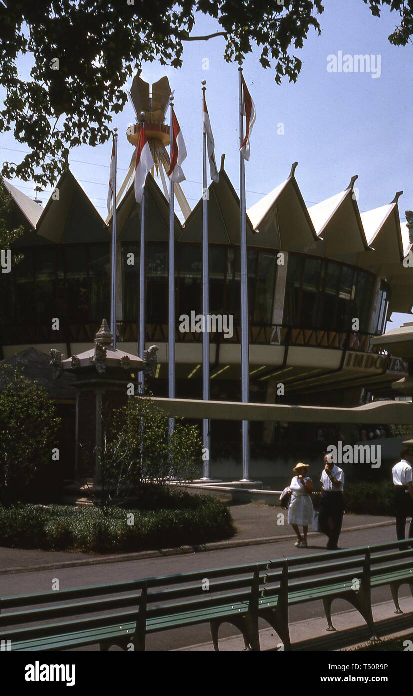 Die Menschen essen Eis, an einem sonnigen Tag, wie Sie vorbei an den Indonesischen Pavillon, in New York World's Fair, Flushing Meadows Park, Queens, New York, Juni 1964. () Stockfoto