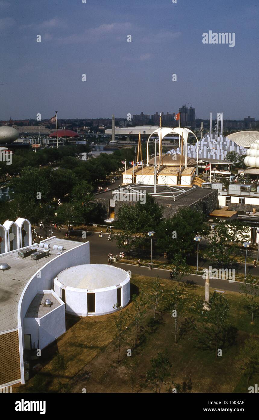 Bird's-Eye View, an einem sonnigen Tag, von verschiedenen Ausstellungspavillons, in New York World's Fair, Flushing Meadows Park, Queens, New York, Juni 1964. () Stockfoto