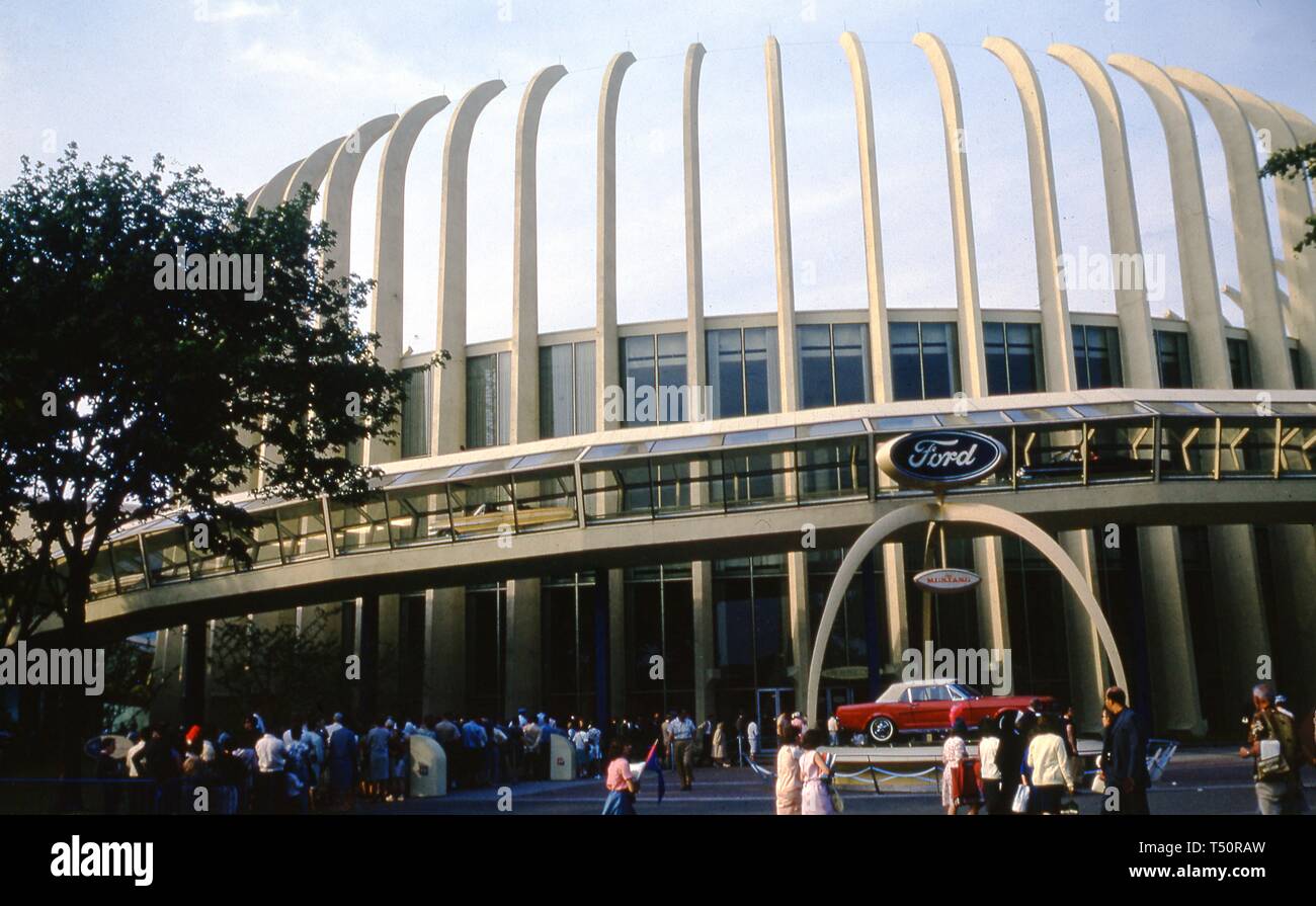 Massen von Menschen, und einen Mustang auf der Empore, vor dem Ford Ausstellungspavillon, New York Weltmesse, Flushing Meadows Park, Queens, New York, Juni 1964. () Stockfoto