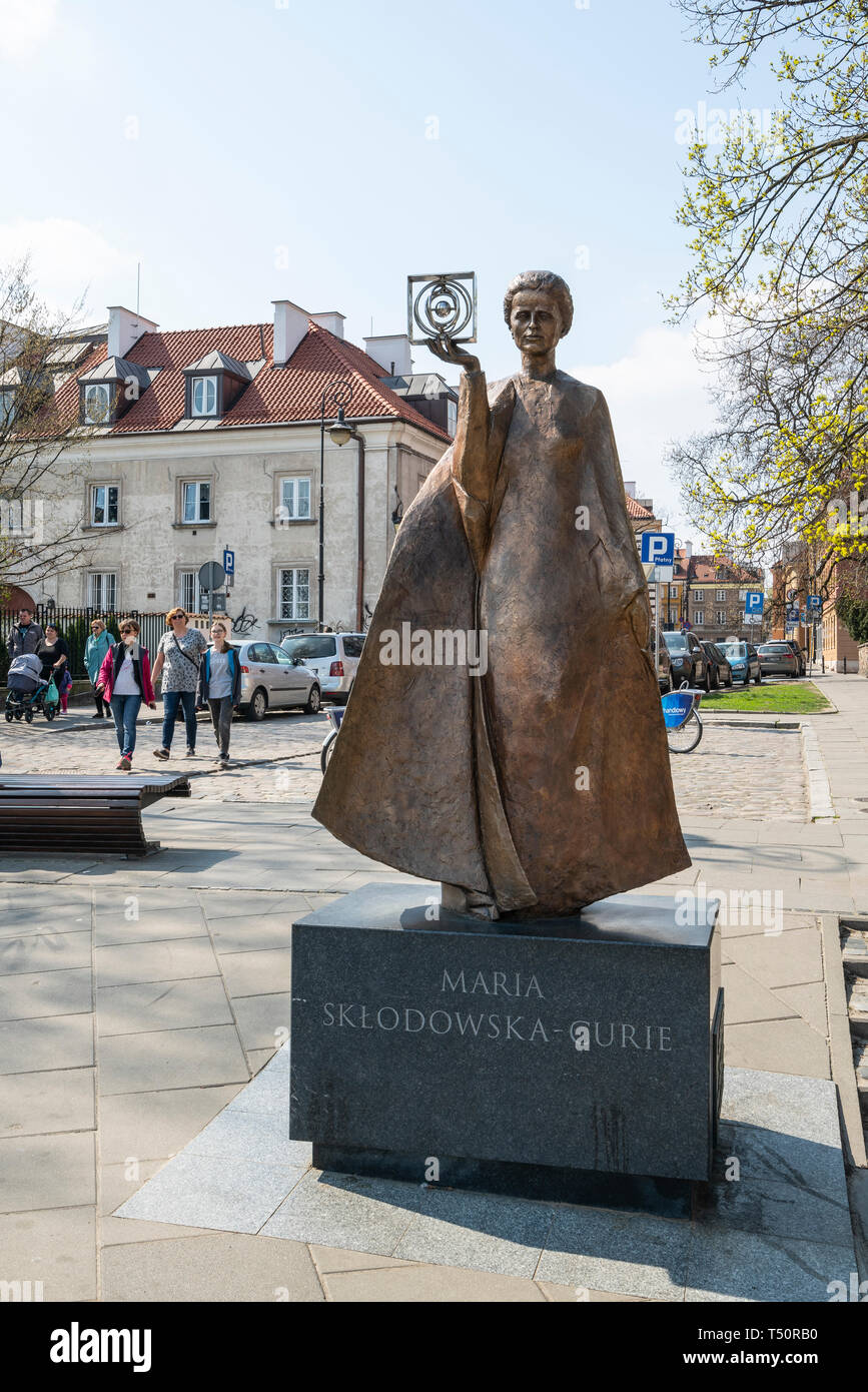 Warschau, Polen. April, 2018. Ein Blick auf die Statue von Marie Sklodowska Curie in Warschau Stockfoto