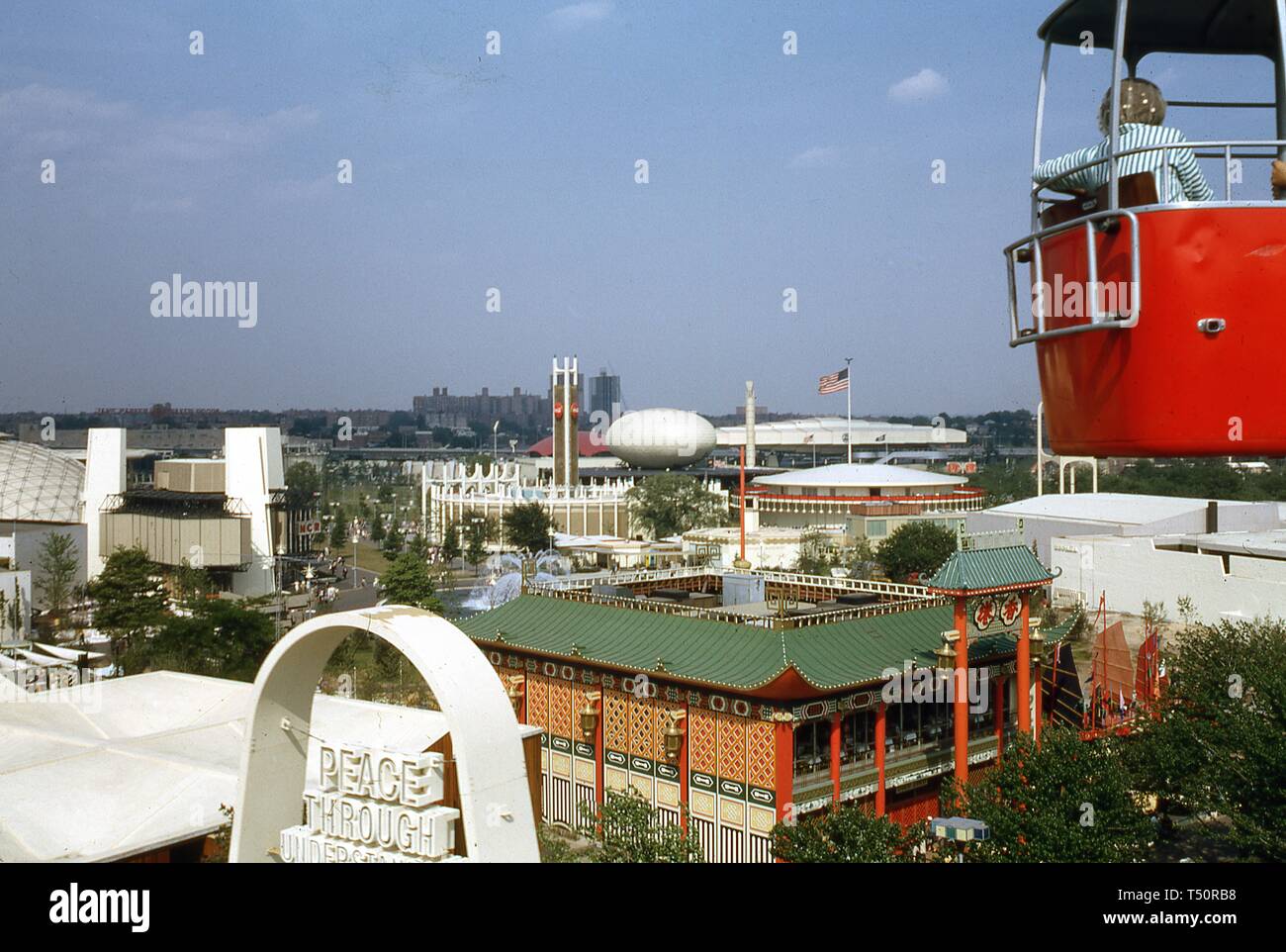 Bird's-Eye View, an einem sonnigen Tag, von Menschen Reiten in einem Schweizer Himmel Fahrt mit der Gondel über verschiedenen Ausstellungspavillons, New York Weltmesse, Flushing Meadows Park, Queens, New York, Juni 1964. () Stockfoto