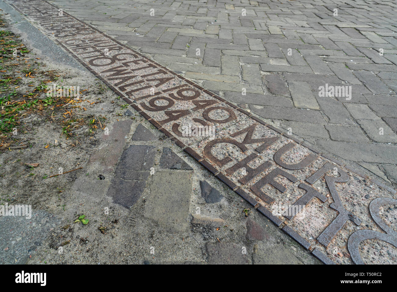 Warschau, Polen. April 2018. Der Hinweis auf die Position, an der Wand des Warschauer Ghettos während des Zweiten Weltkriegs entfernt wurde Stockfoto